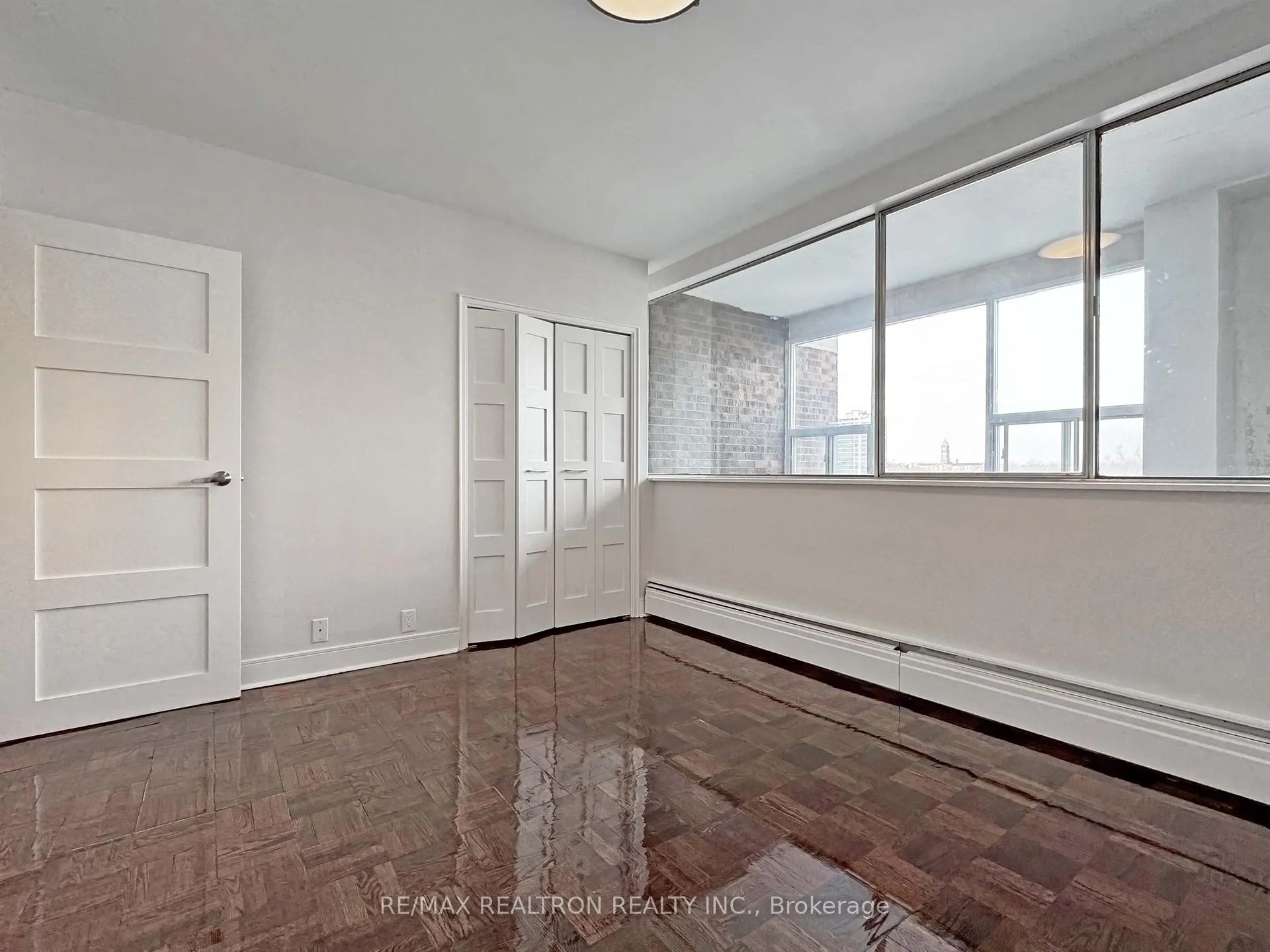 Photo 14 of Unit 903, 9 Deer Park Crescent, Toronto, Yonge-St. Clair — HOMEH