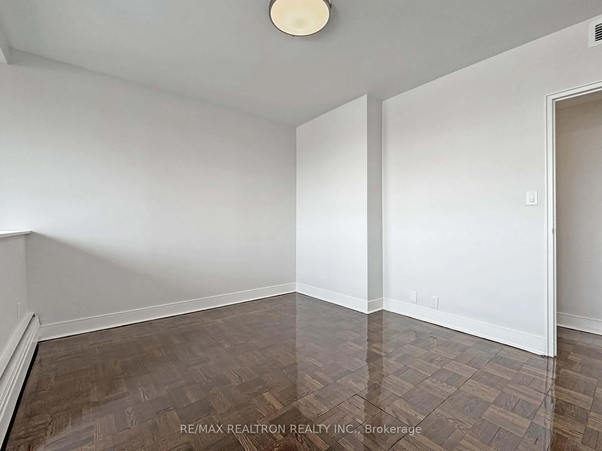 Photo 15 of Unit 903, 9 Deer Park Crescent, Toronto, Yonge-St. Clair — HOMEH