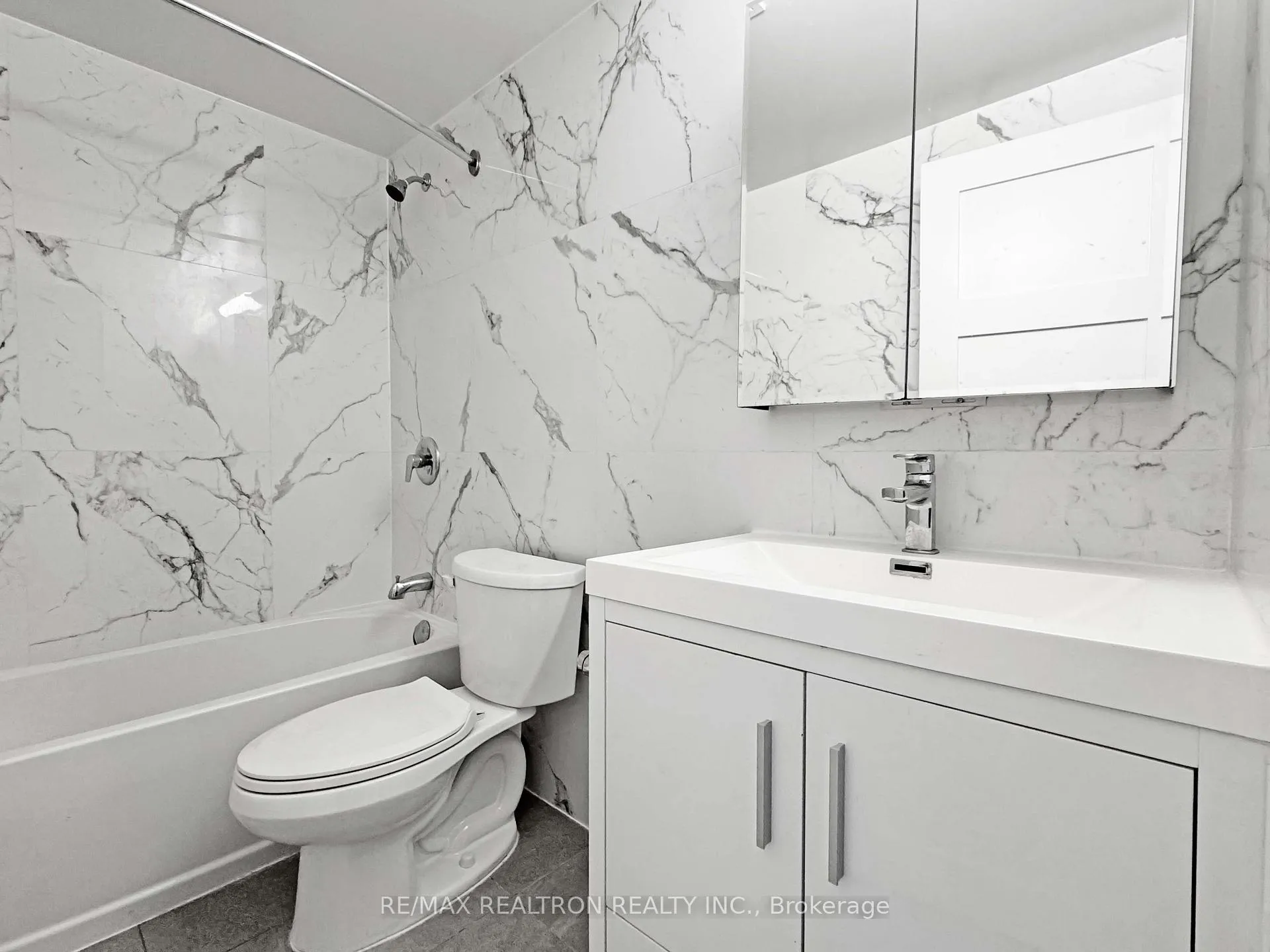 Photo 16 of Unit 903, 9 Deer Park Crescent, Toronto, Yonge-St. Clair — HOMEH