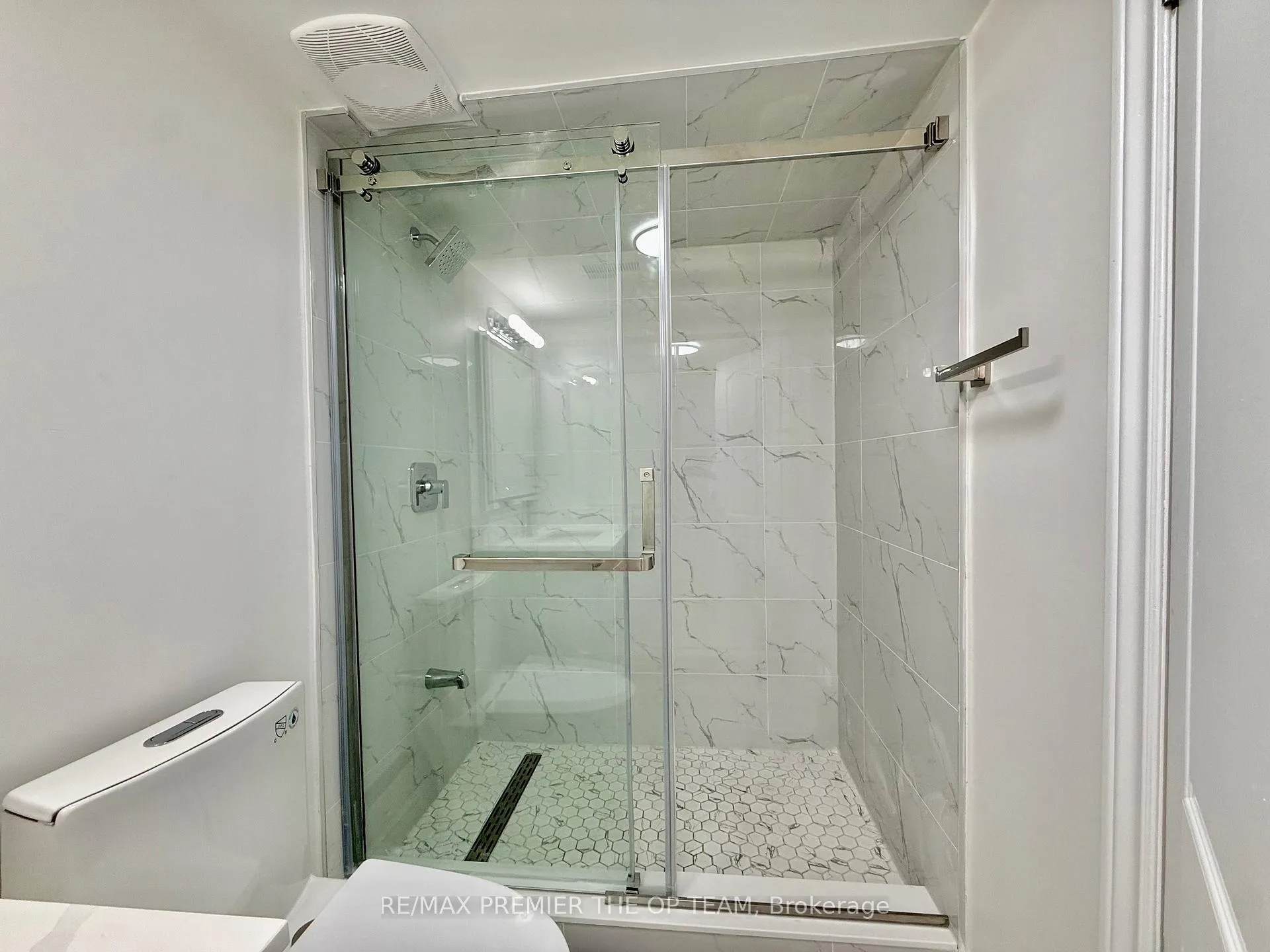 Photo 10 of Unit Bsmt, 62 Phoenix Boulevard, Barrie, Rural Barrie Southeast — HOMEH