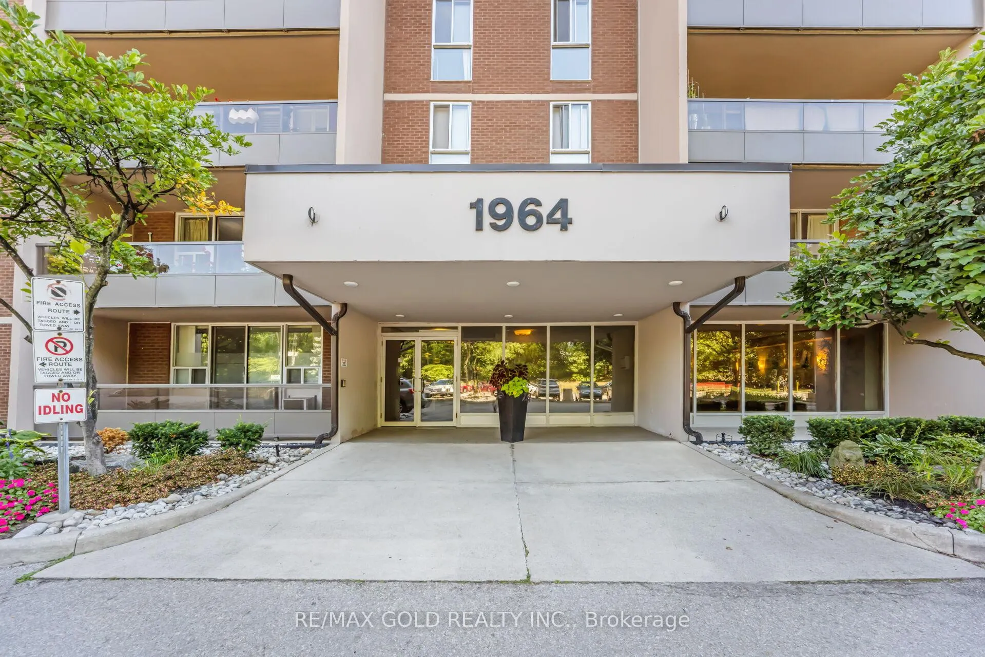 Photo 5 of Unit 404, 1964 Main Street W, Hamilton, Ainslie Wood — HOMEH
