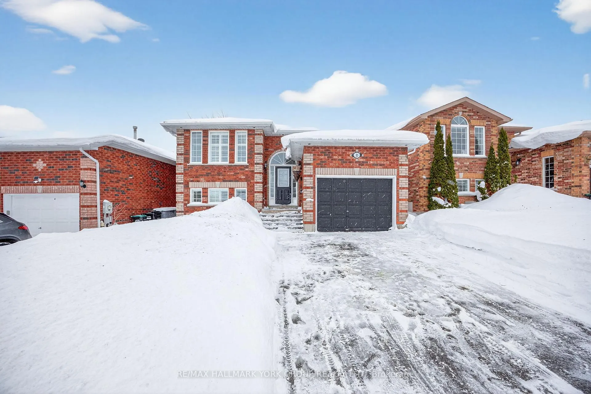Photo 2 of 25 Forest Dale Drive, Barrie, Little Lake — HOMEH