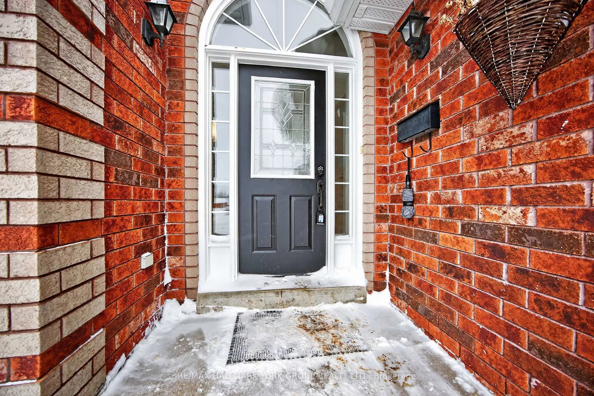 Photo 3 of 25 Forest Dale Drive, Barrie, Little Lake — HOMEH