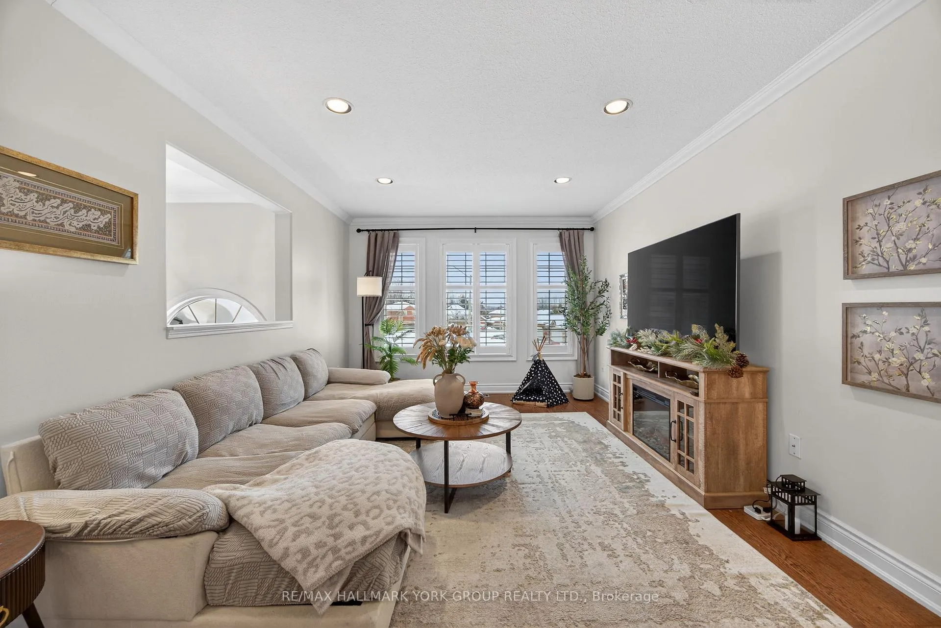 Photo 4 of 25 Forest Dale Drive, Barrie, Little Lake — HOMEH