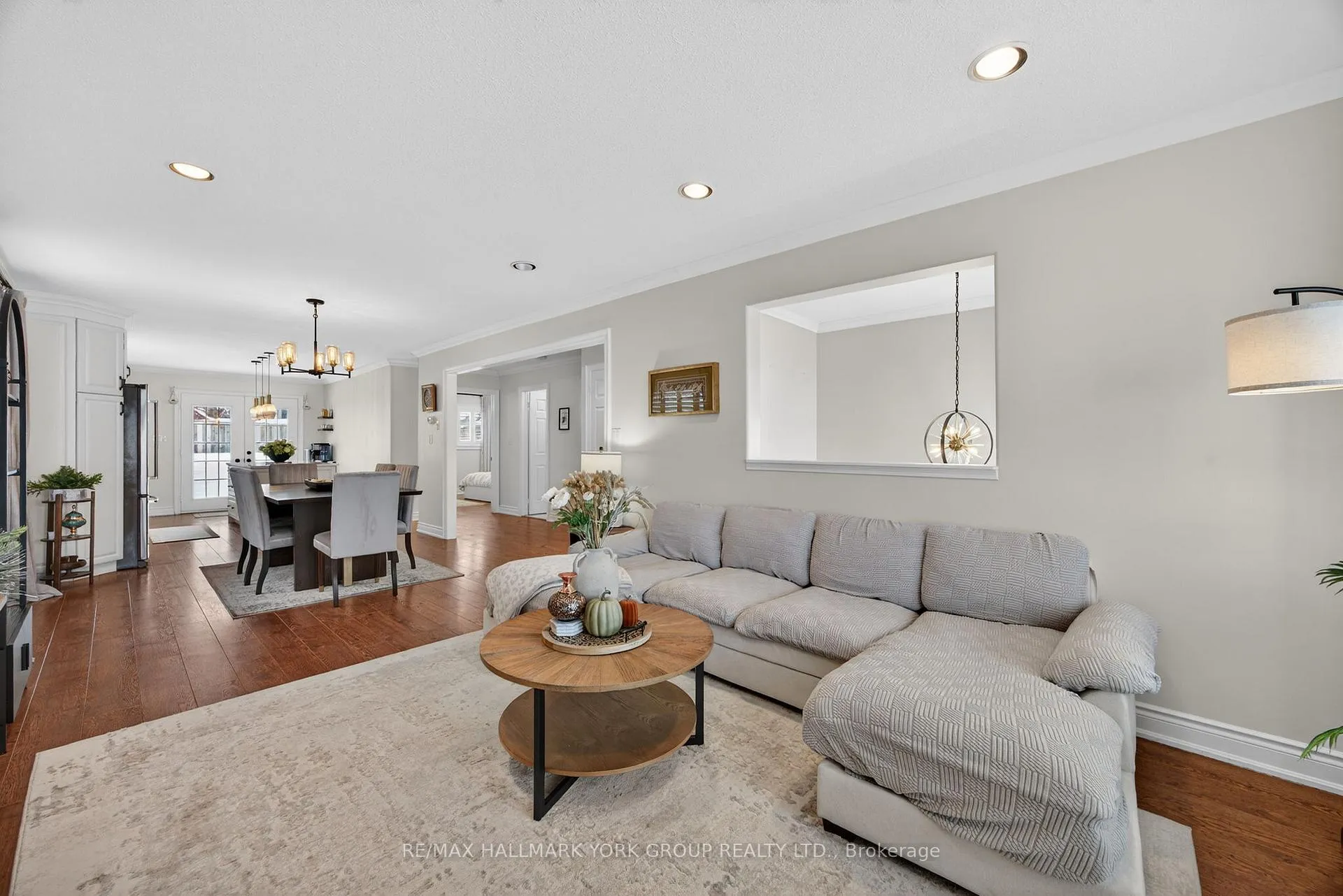 Photo 8 of 25 Forest Dale Drive, Barrie, Little Lake — HOMEH