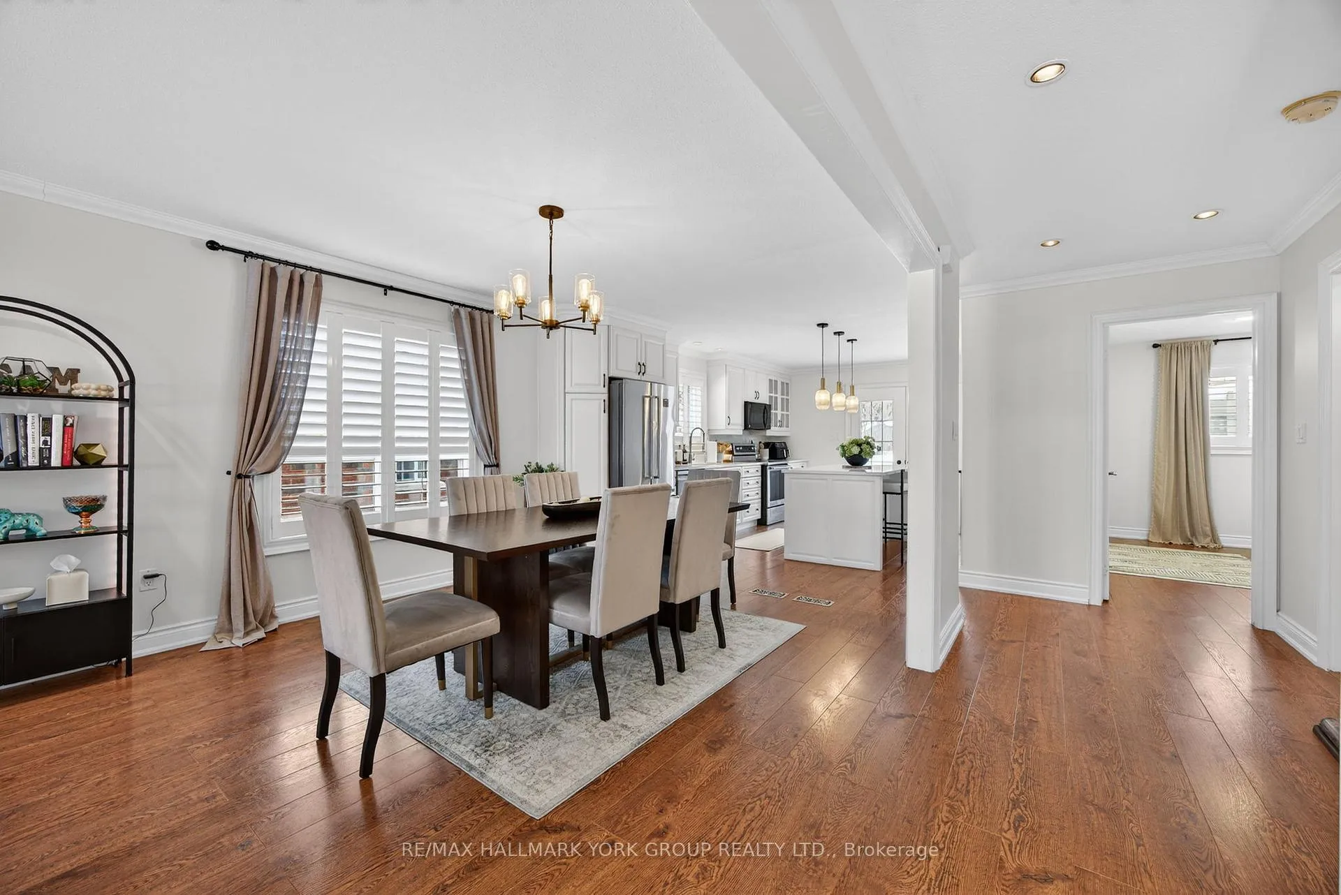 Photo 10 of 25 Forest Dale Drive, Barrie, Little Lake — HOMEH