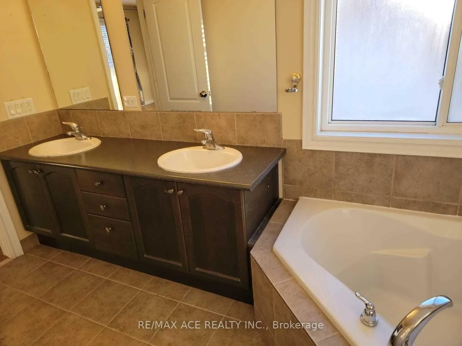 Photo 11 of 47 Silver Maple Road, Thorold, Confederation Heights — HOMEH