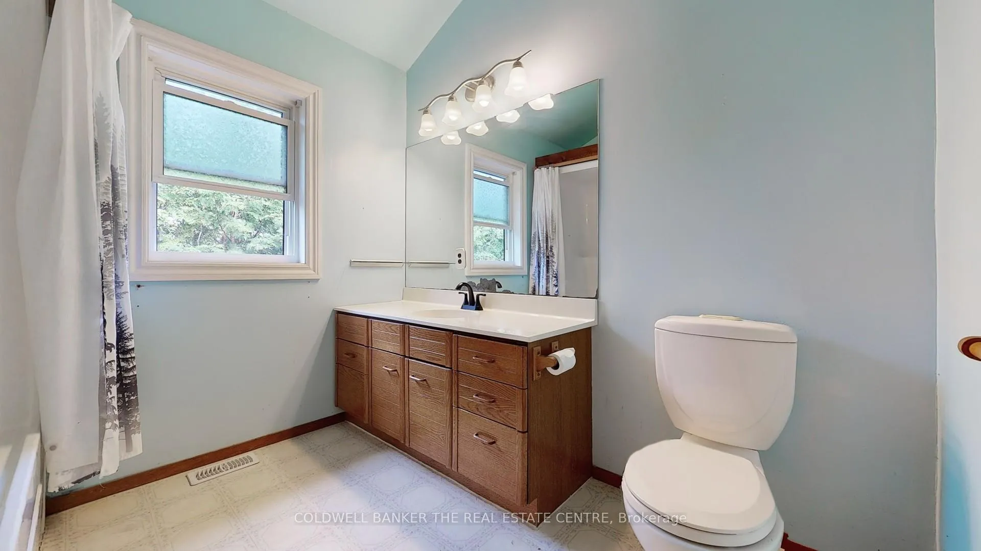 Photo 11 of 33 Lake Drive E, Georgina, Historic Lakeshore Communities — HOMEH