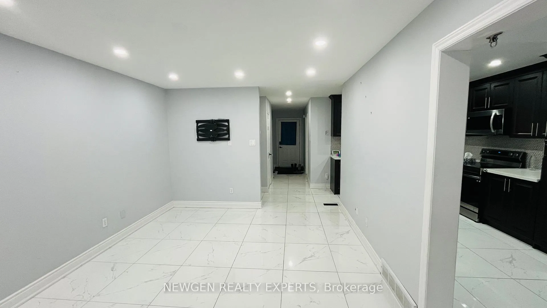 Photo 2 of 803 Deveron Crescent W, London, South J — HOMEH
