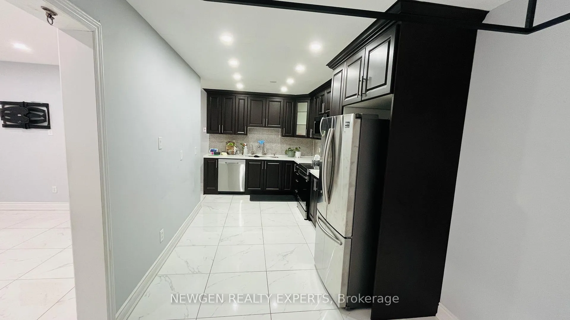 Photo 8 of 803 Deveron Crescent W, London, South J — HOMEH