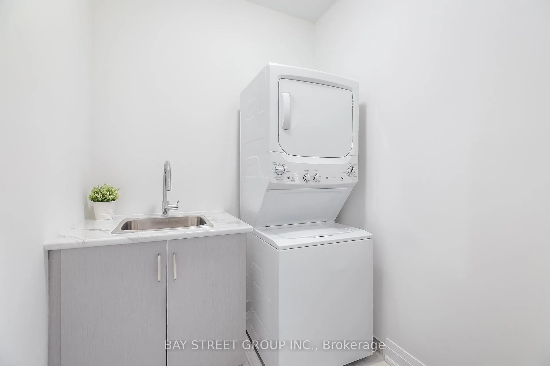 Photo 33 of 70 Salterton Circle, Vaughan, Rural Vaughan — HOMEH