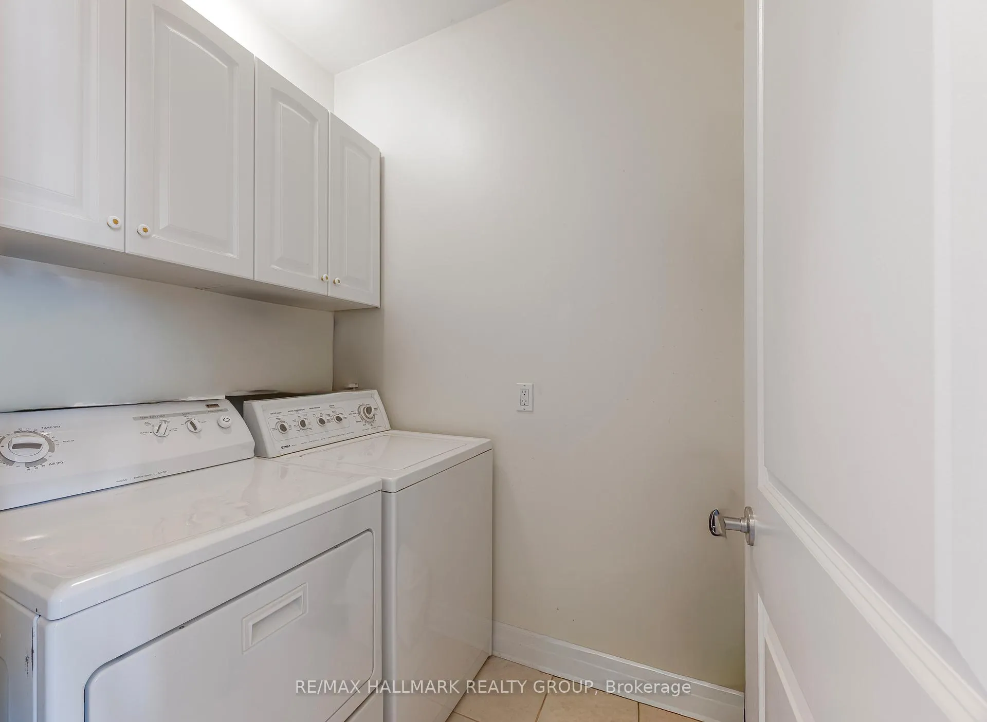Photo 18 of 8 Waterford Way, Ottawa, Pineglen/Country Place — HOMEH