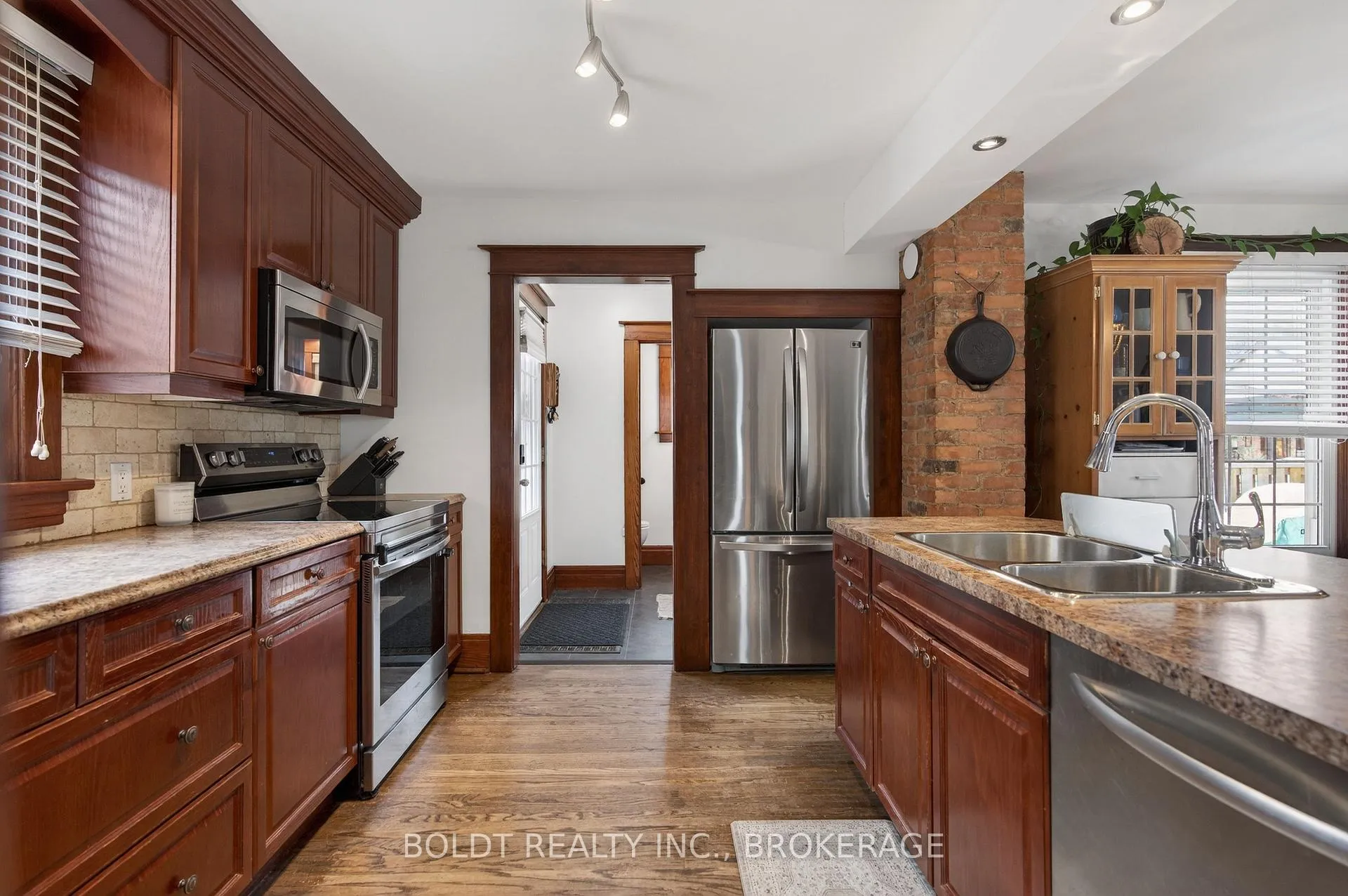 Photo 4 of 17 Taylor Avenue, St. Catharines, Downtown — HOMEH