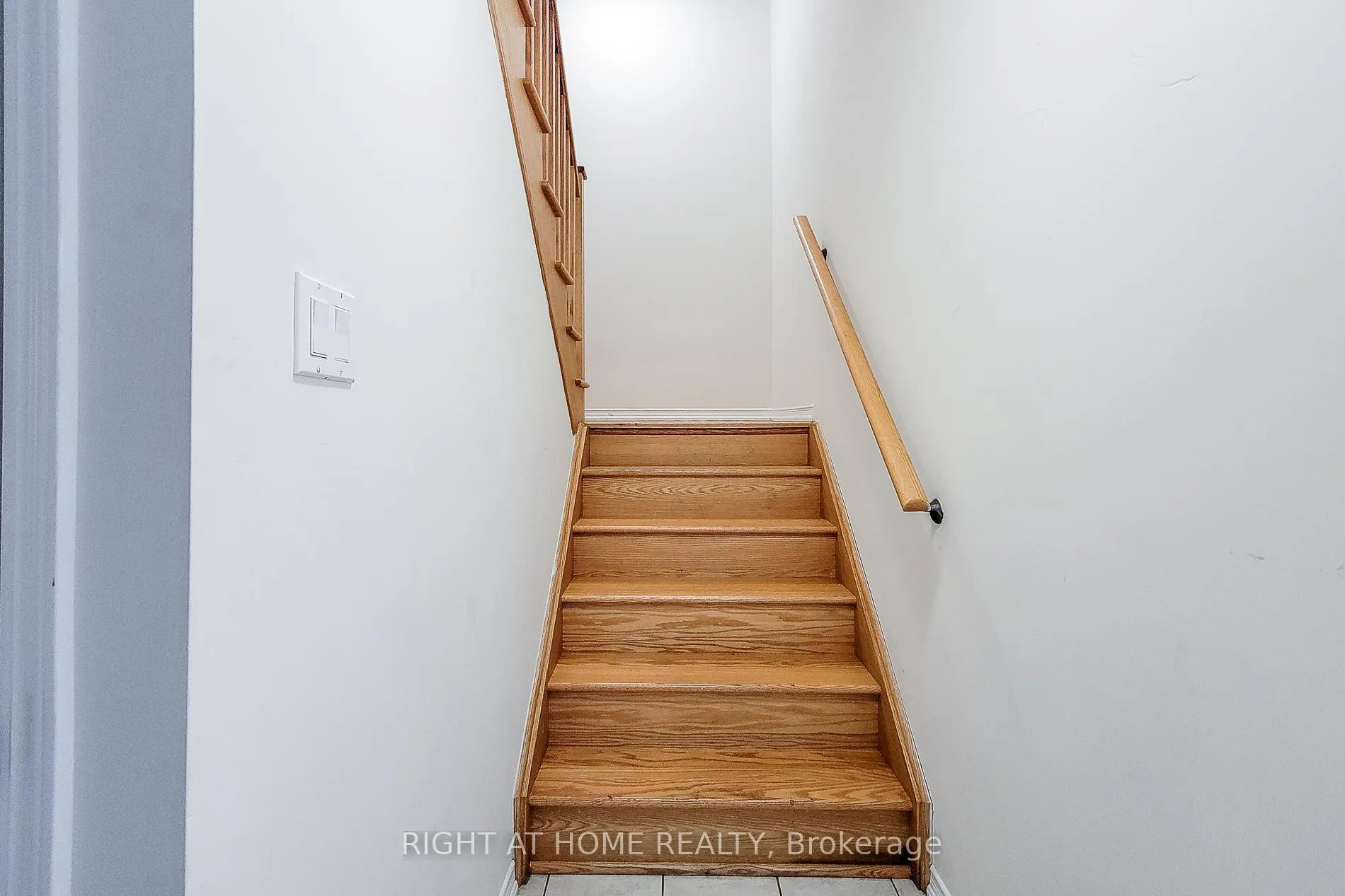 Photo 8 of Unit U#33, 8317 Mulberry Drive, Niagara Falls, Brown — HOMEH