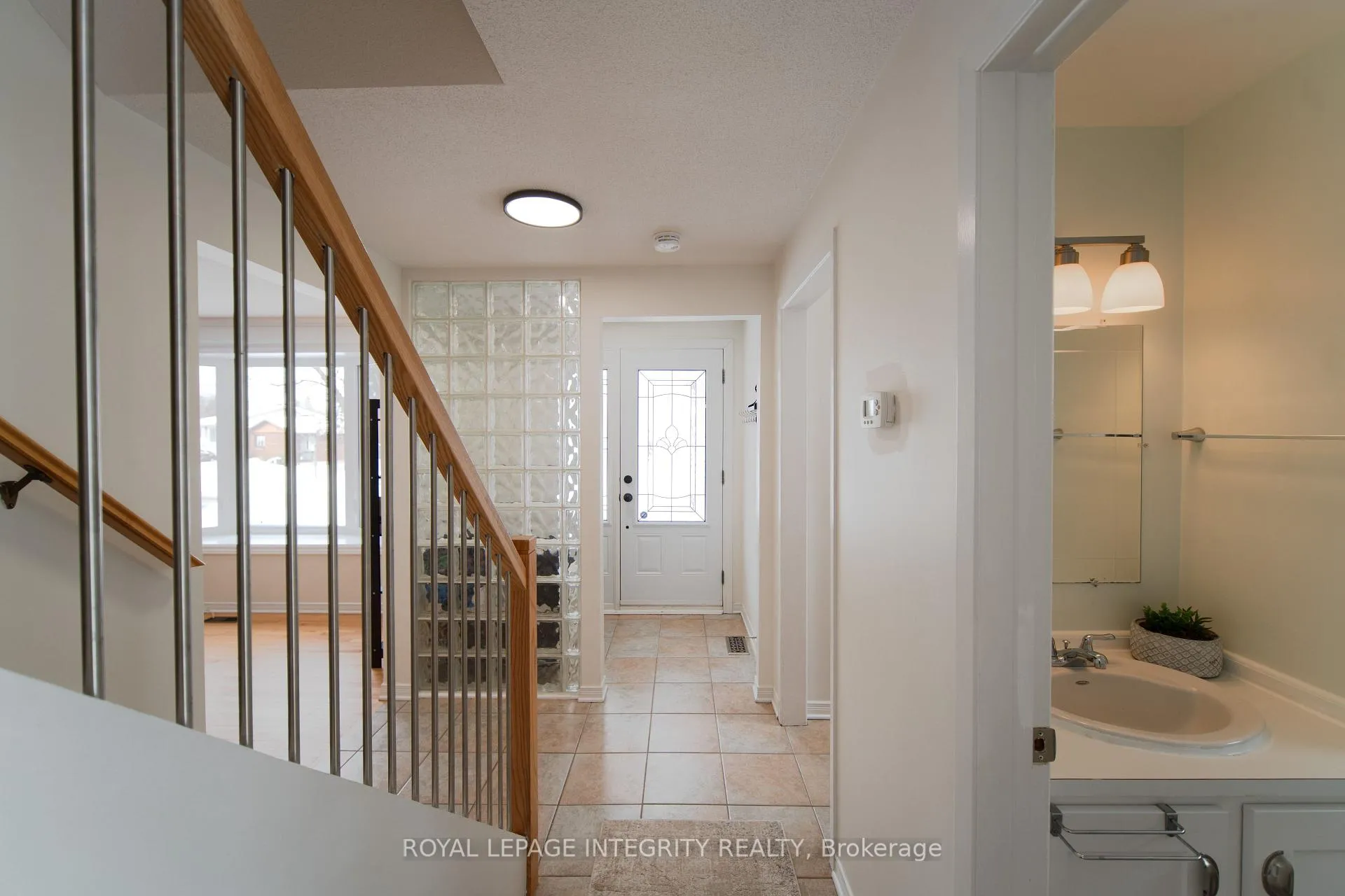 Photo 3 of 652 La Verendrye Drive, Ottawa, Beacon Hill North — HOMEH