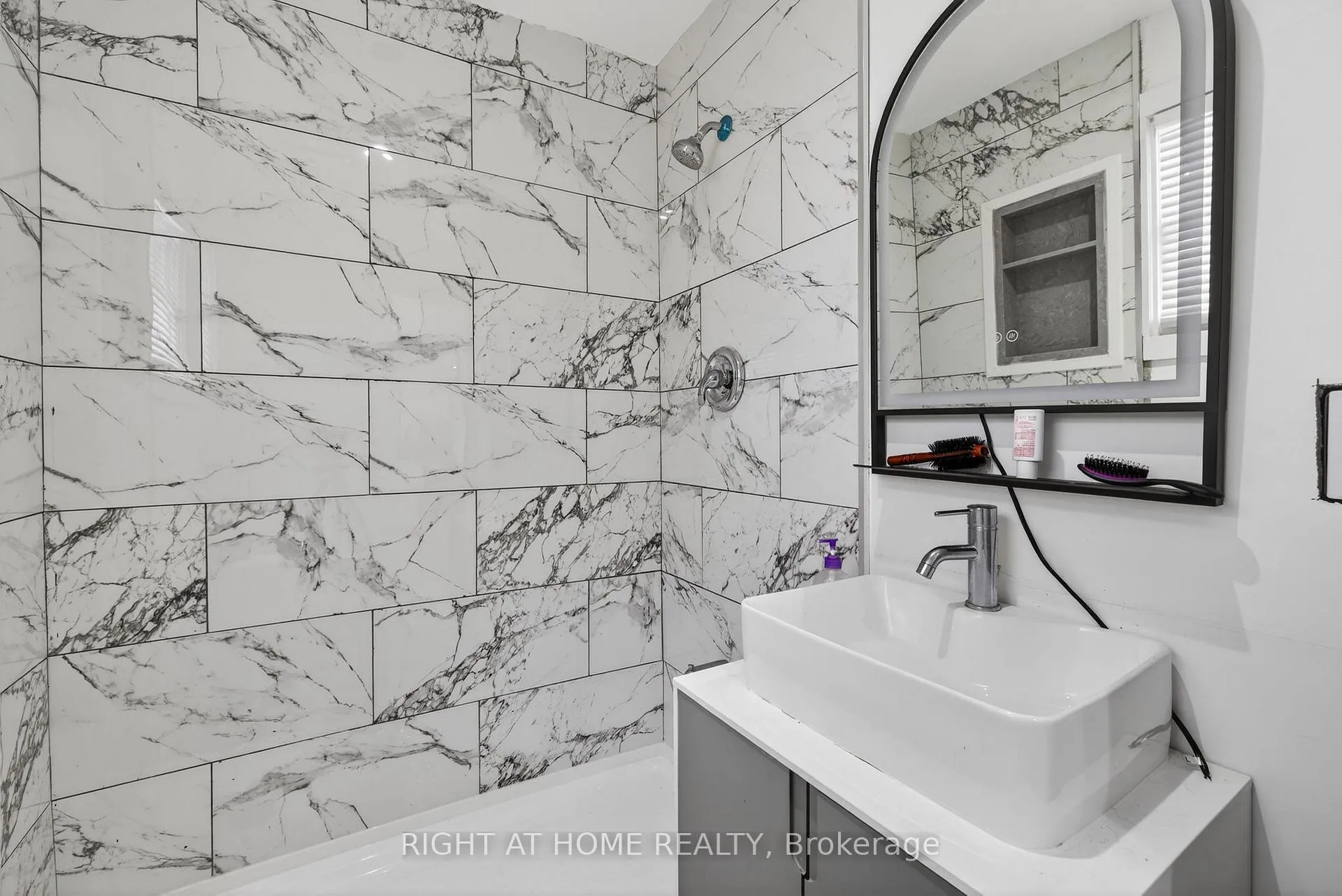 Photo 15 of 100 Metro Road S, Georgina, Keswick South — HOMEH