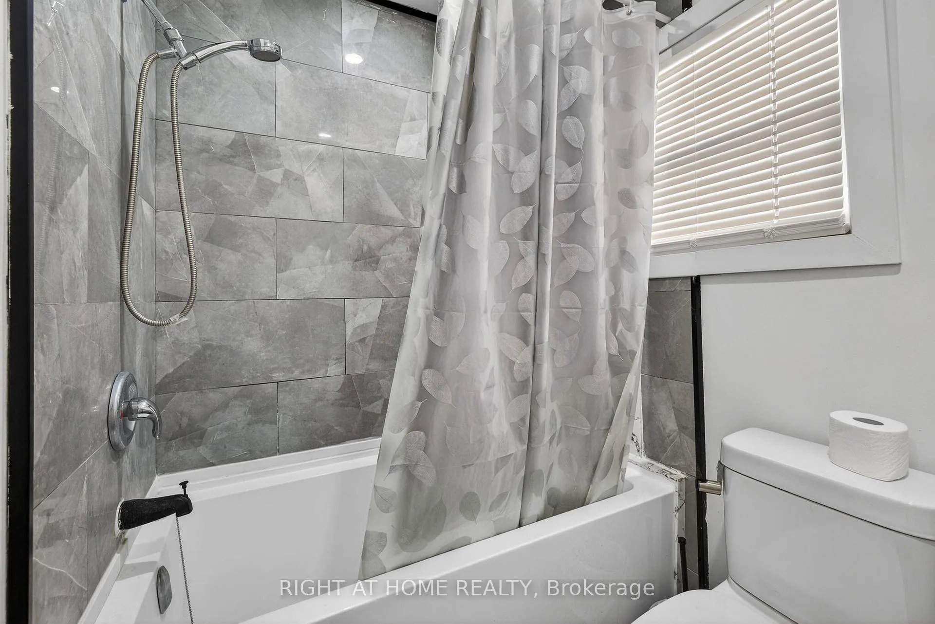 Photo 26 of 100 Metro Road S, Georgina, Keswick South — HOMEH