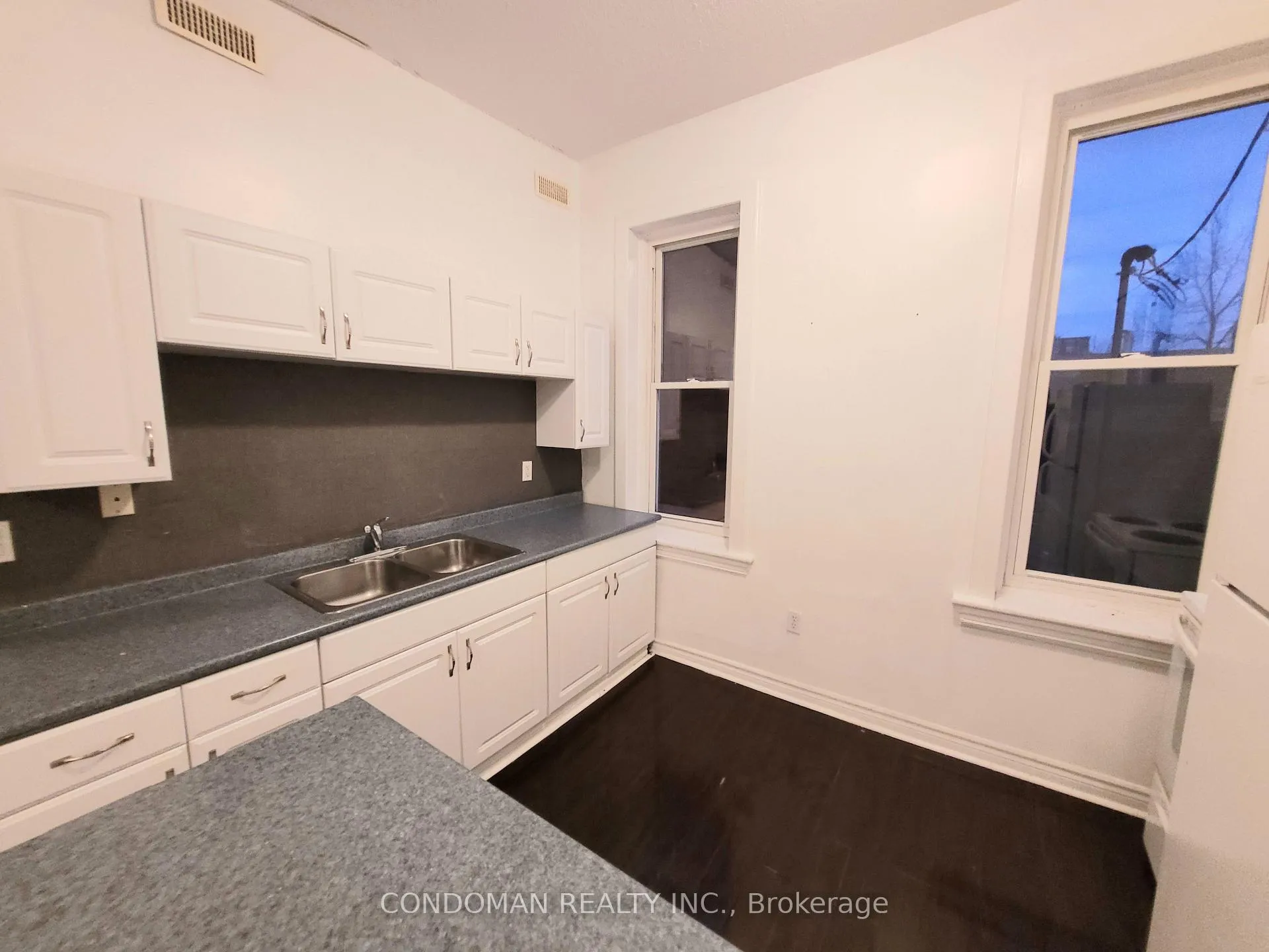 Photo 4 of Unit 5, 139 1/2 John Street S, Hamilton, Corktown — HOMEH