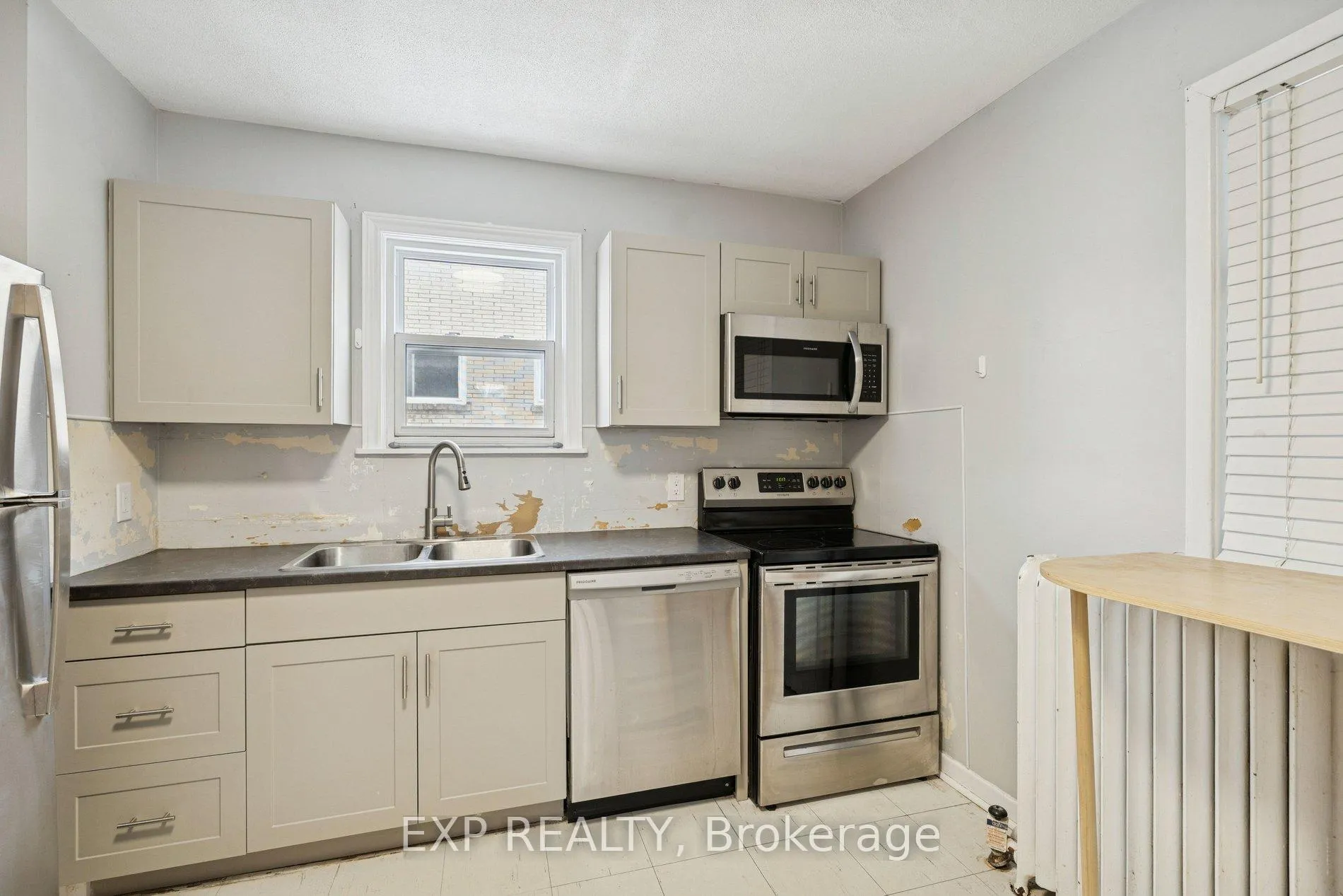 Photo 8 of 369 Glendale Avenue, St. Catharines, Secord Woods — HOMEH