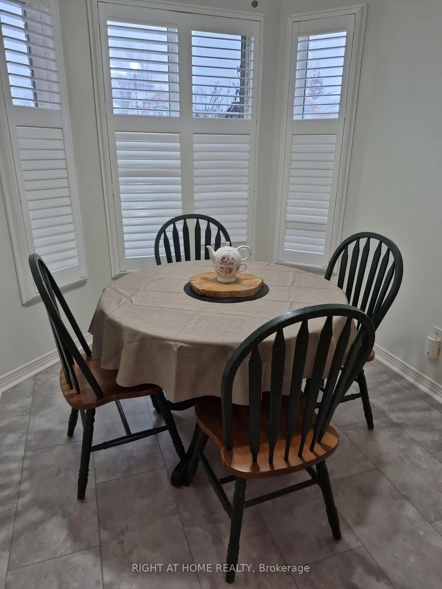 Photo 3 of 176 Avondale Drive, Clarington, Courtice — HOMEH