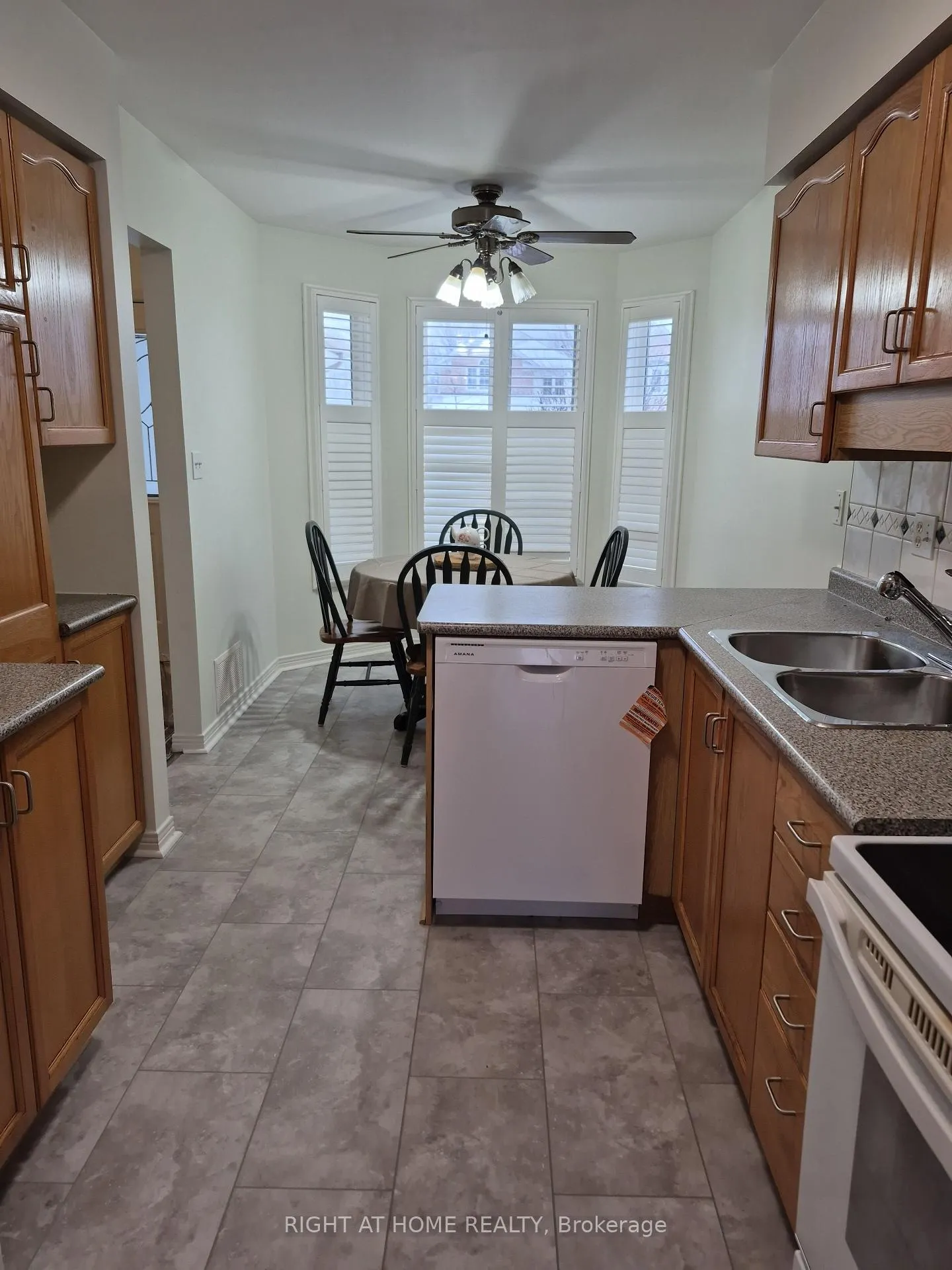 Photo 4 of 176 Avondale Drive, Clarington, Courtice — HOMEH
