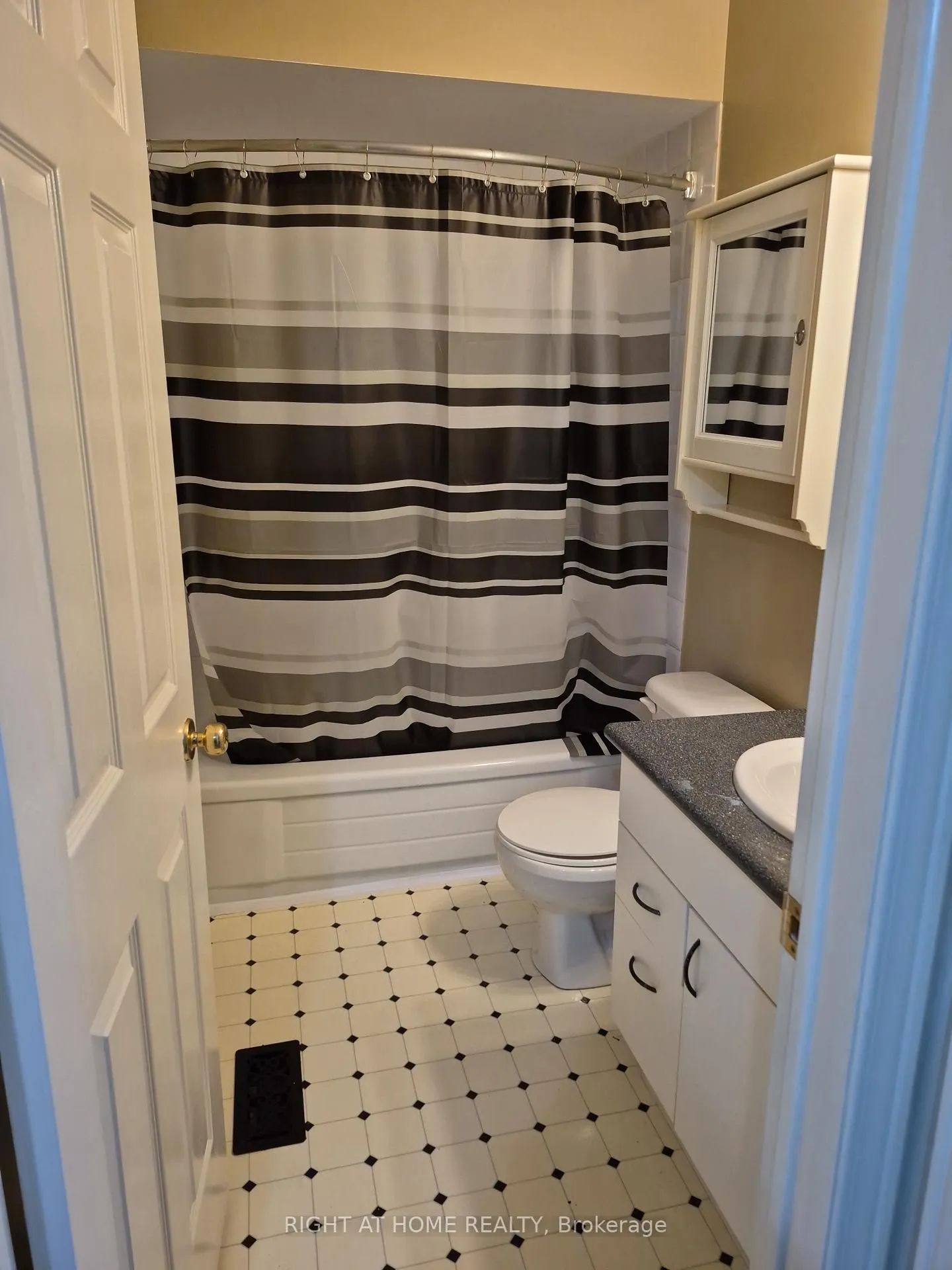Photo 18 of 176 Avondale Drive, Clarington, Courtice — HOMEH