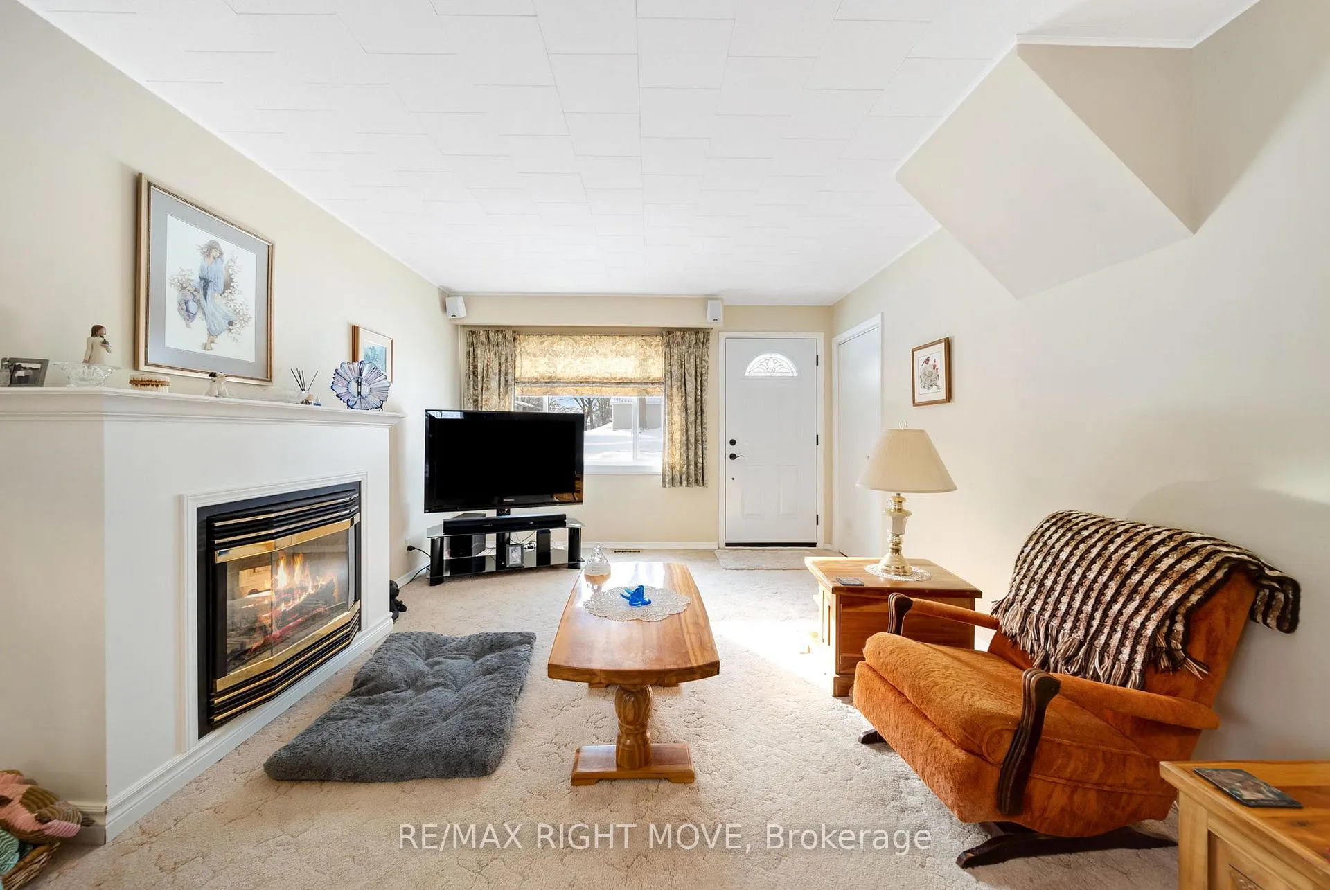 Photo 4 of 494 High Street, Orillia — HOMEH