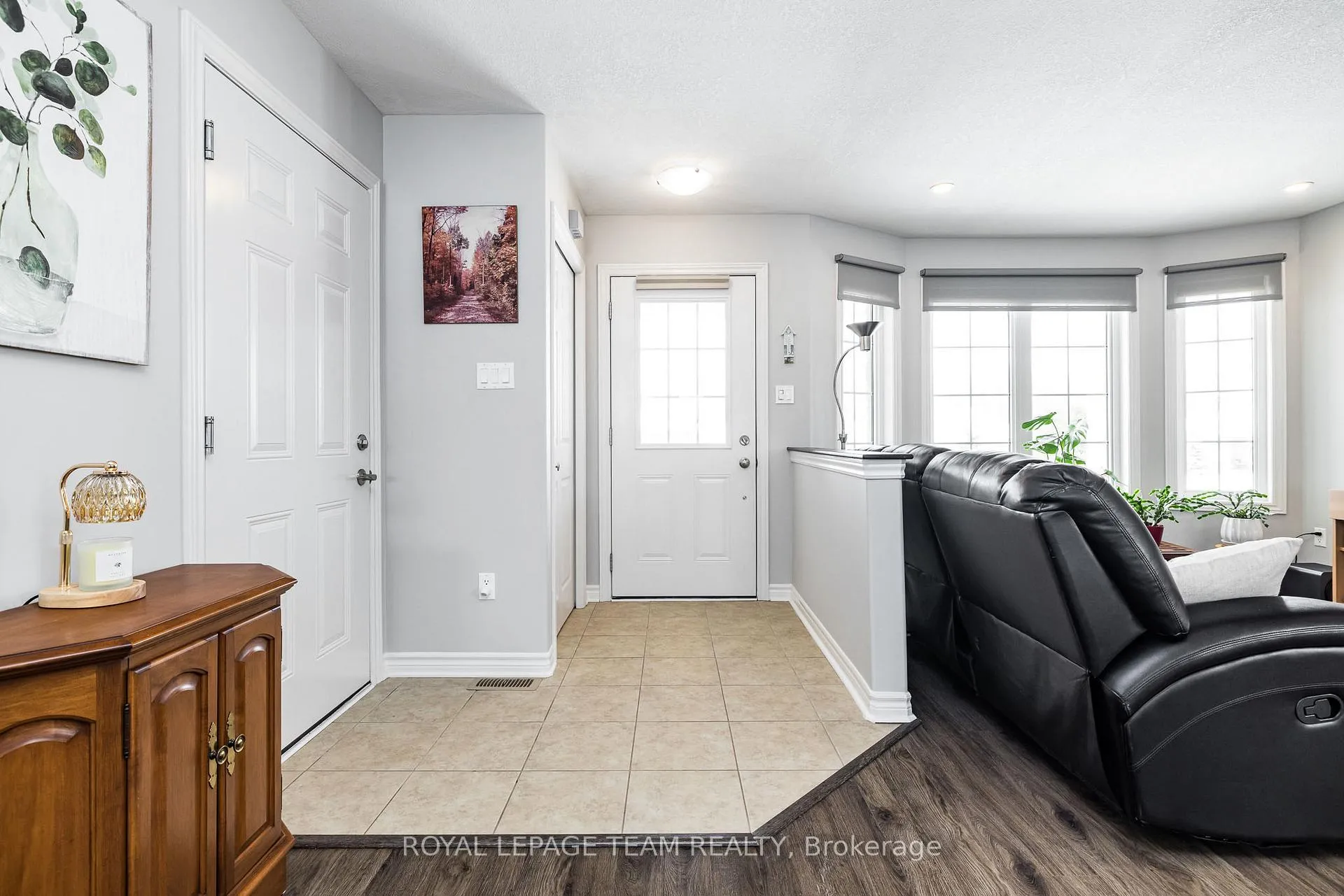 Photo 2 of 17 Lee Avenue, Smiths Falls — HOMEH