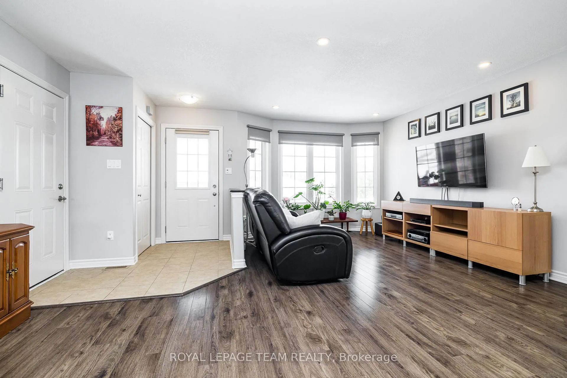 Photo 3 of 17 Lee Avenue, Smiths Falls — HOMEH
