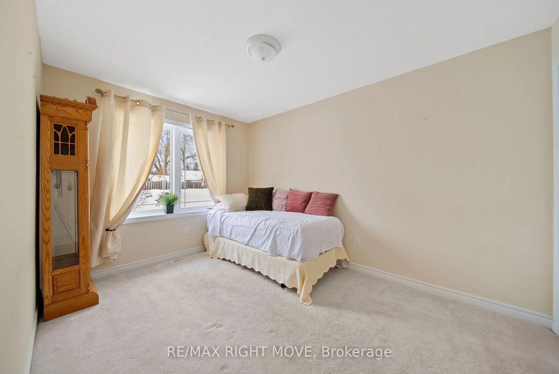 Photo 5 of 3 Taylor Drive, Orillia — HOMEH