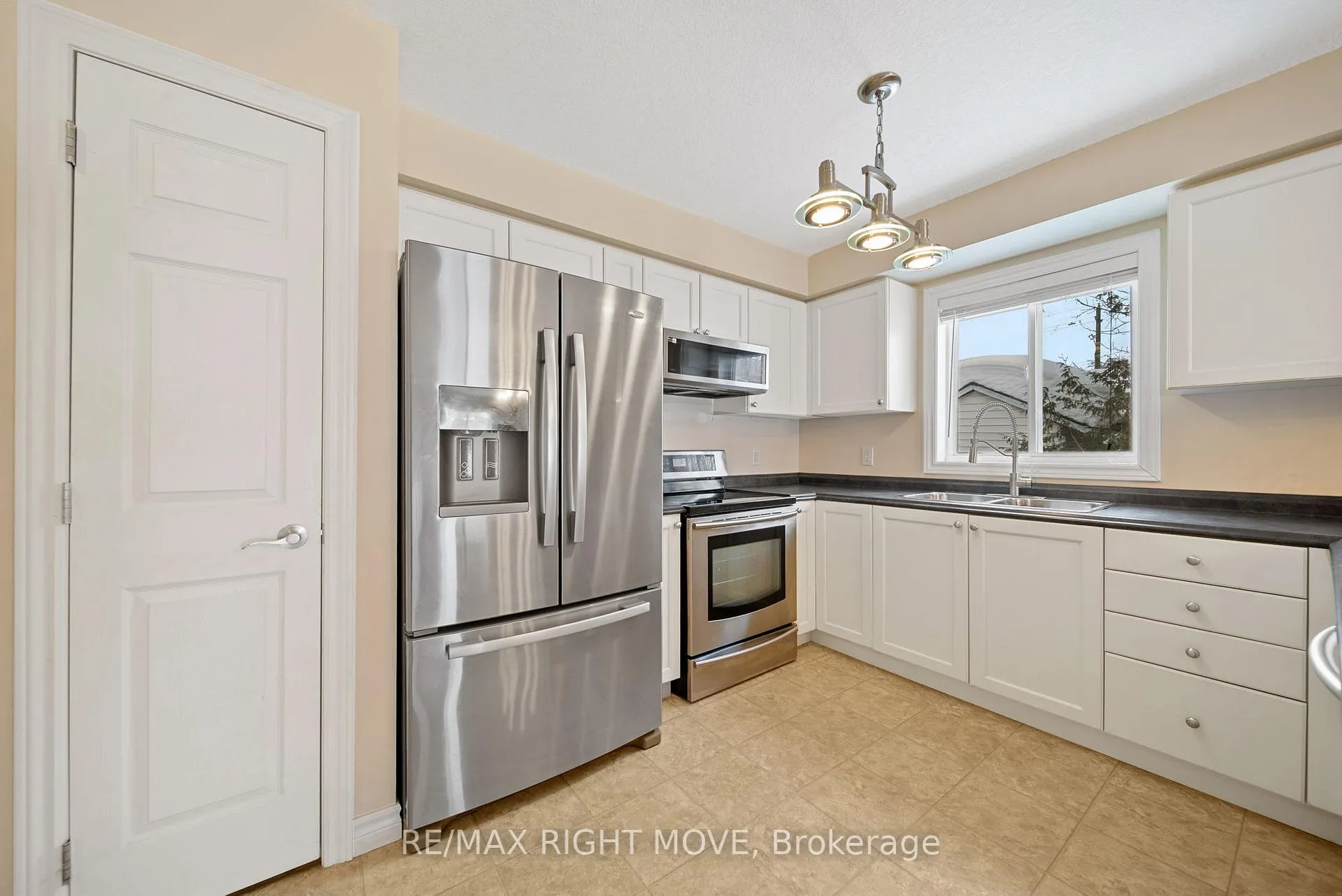 Photo 15 of 3 Taylor Drive, Orillia — HOMEH