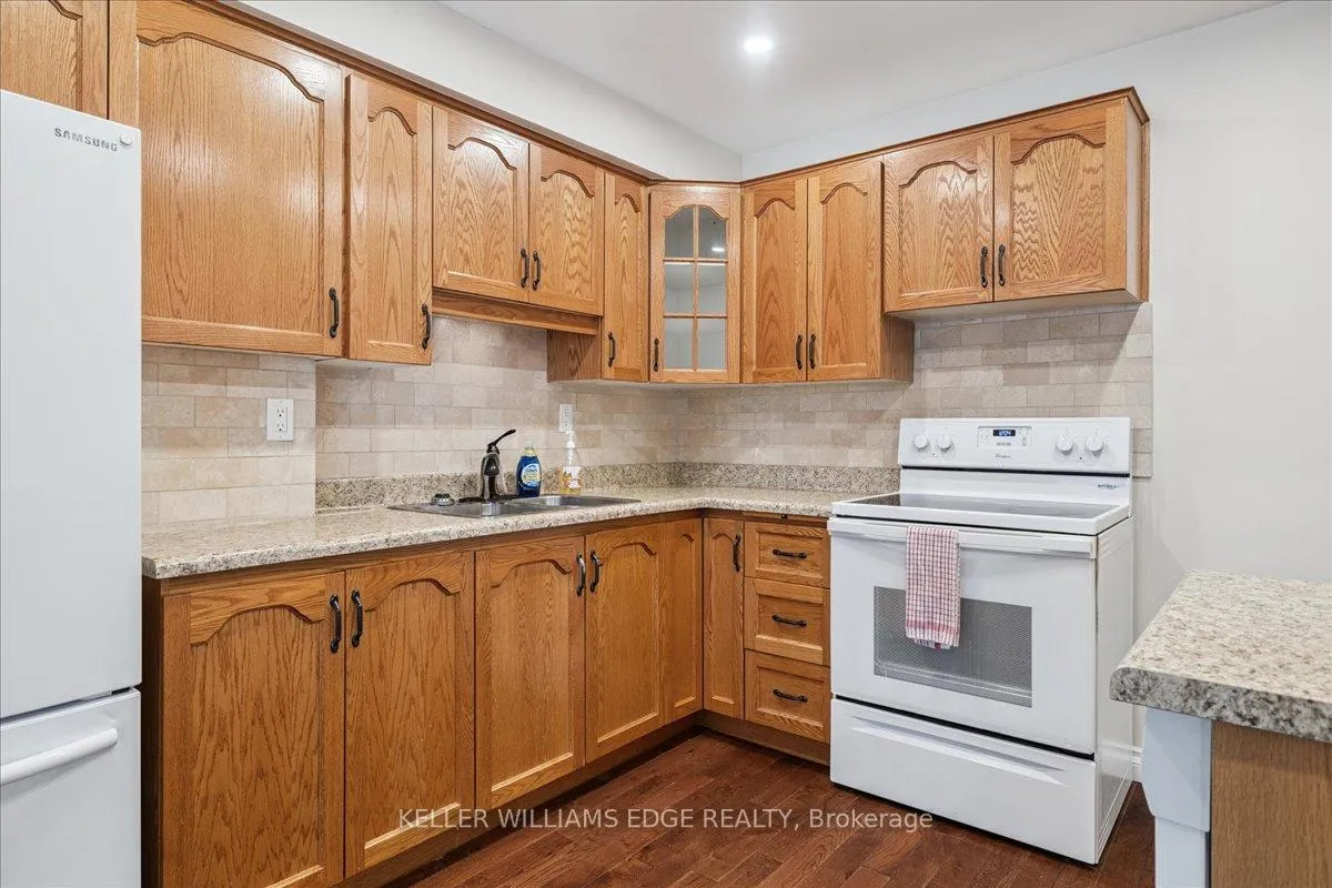 Photo 20 of Unit 6, 475 Woodview Road, Burlington, Roseland — HOMEH