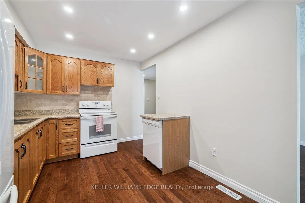 Photo 21 of Unit 6, 475 Woodview Road, Burlington, Roseland — HOMEH