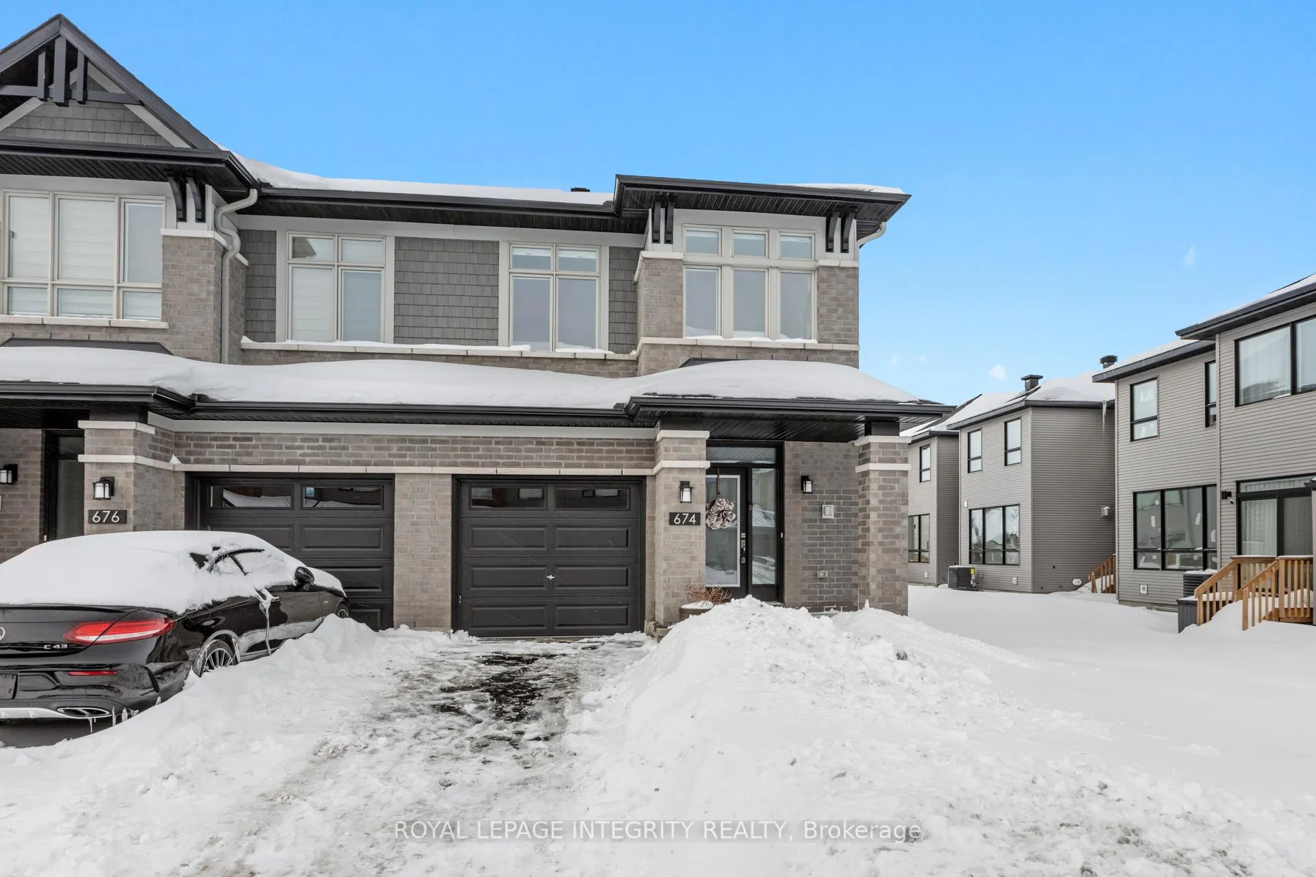 Front of 674 Honeydew Street