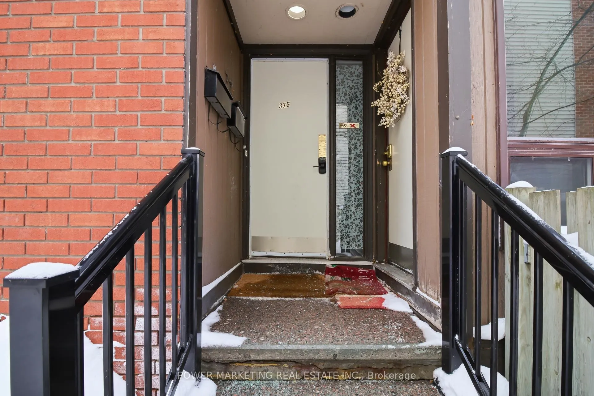 Photo 3 of 37G Robinson Avenue, Ottawa, Sandy Hill — HOMEH