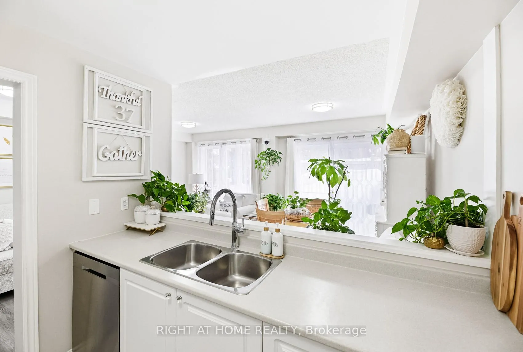 Photo 10 of Unit 37, 430 Mapleview Drive E, Barrie, Painswick South — HOMEH