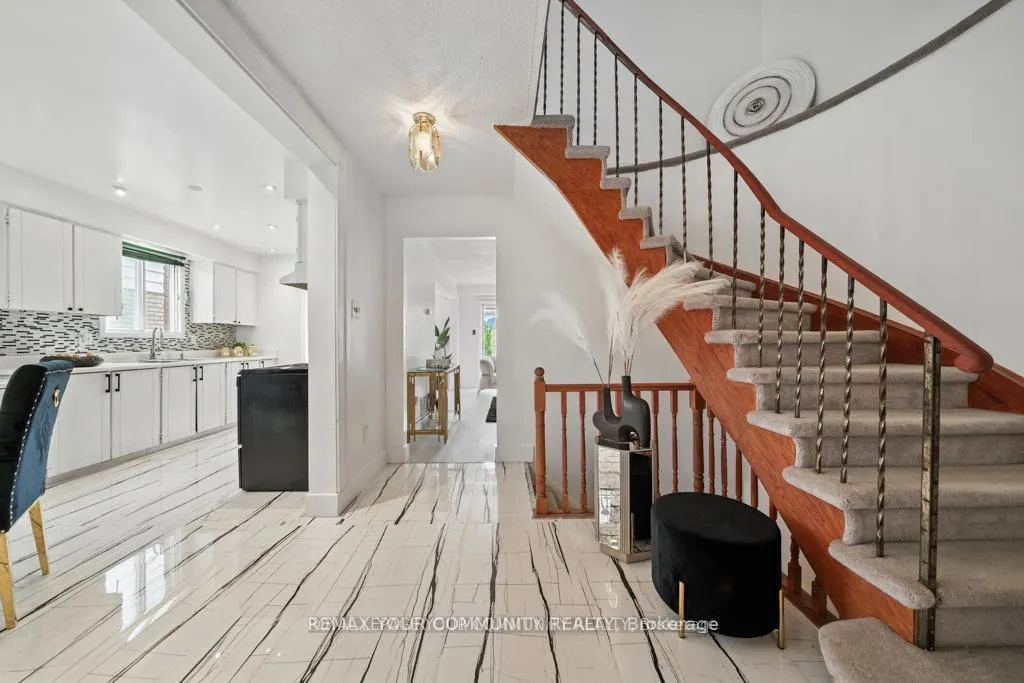 Photo 9 of 104 Garden Drive, Barrie, Allandale Heights — HOMEH