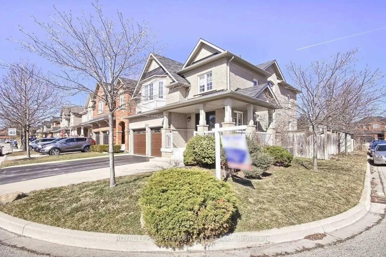 Photo 3 of 2247 Empire Crescent W, Burlington, Orchard — HOMEH