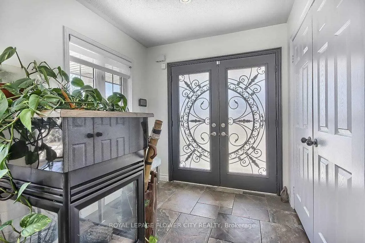 Photo 5 of 2247 Empire Crescent W, Burlington, Orchard — HOMEH