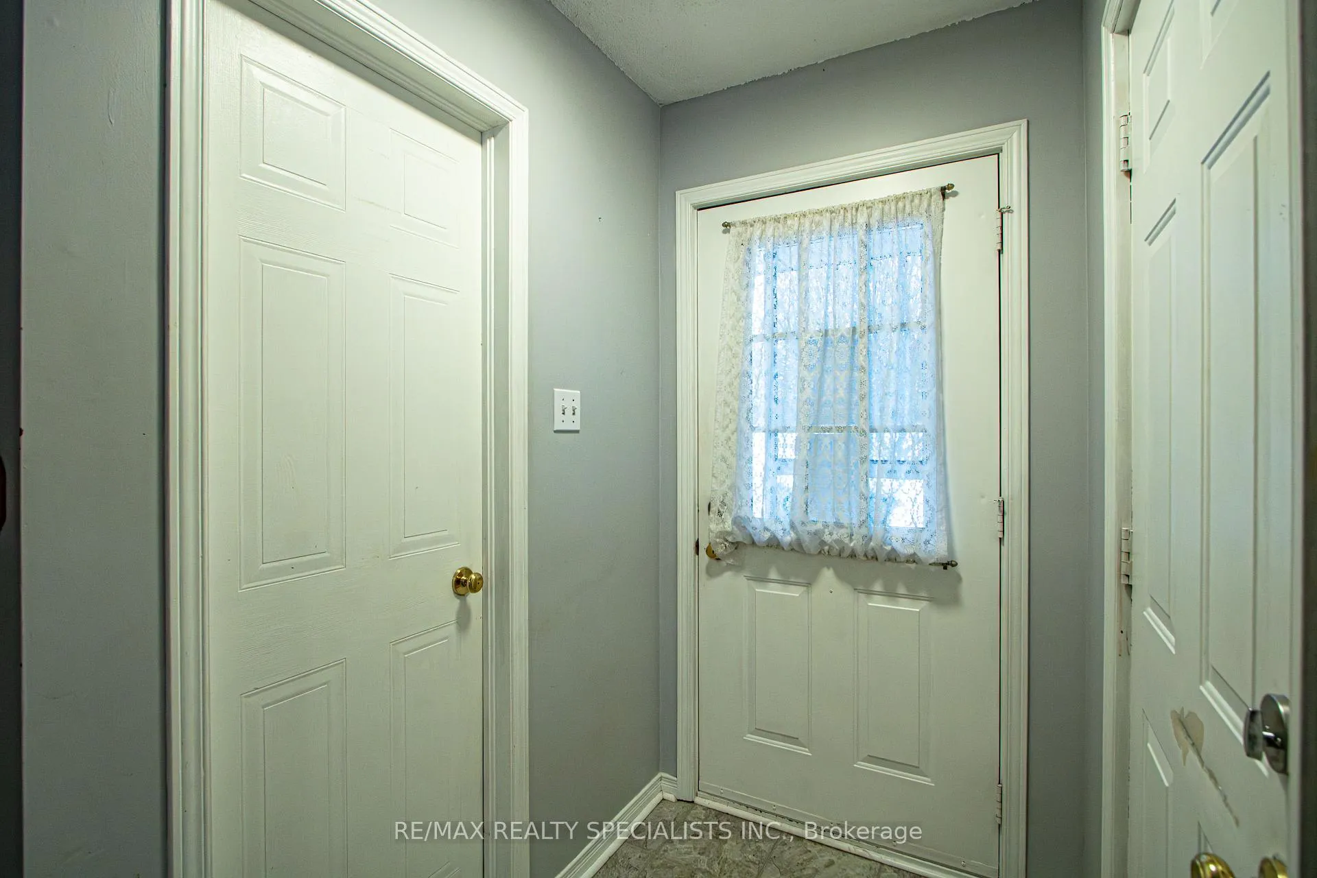 Photo 13 of 821 Deveron Crescent, London, South J — HOMEH