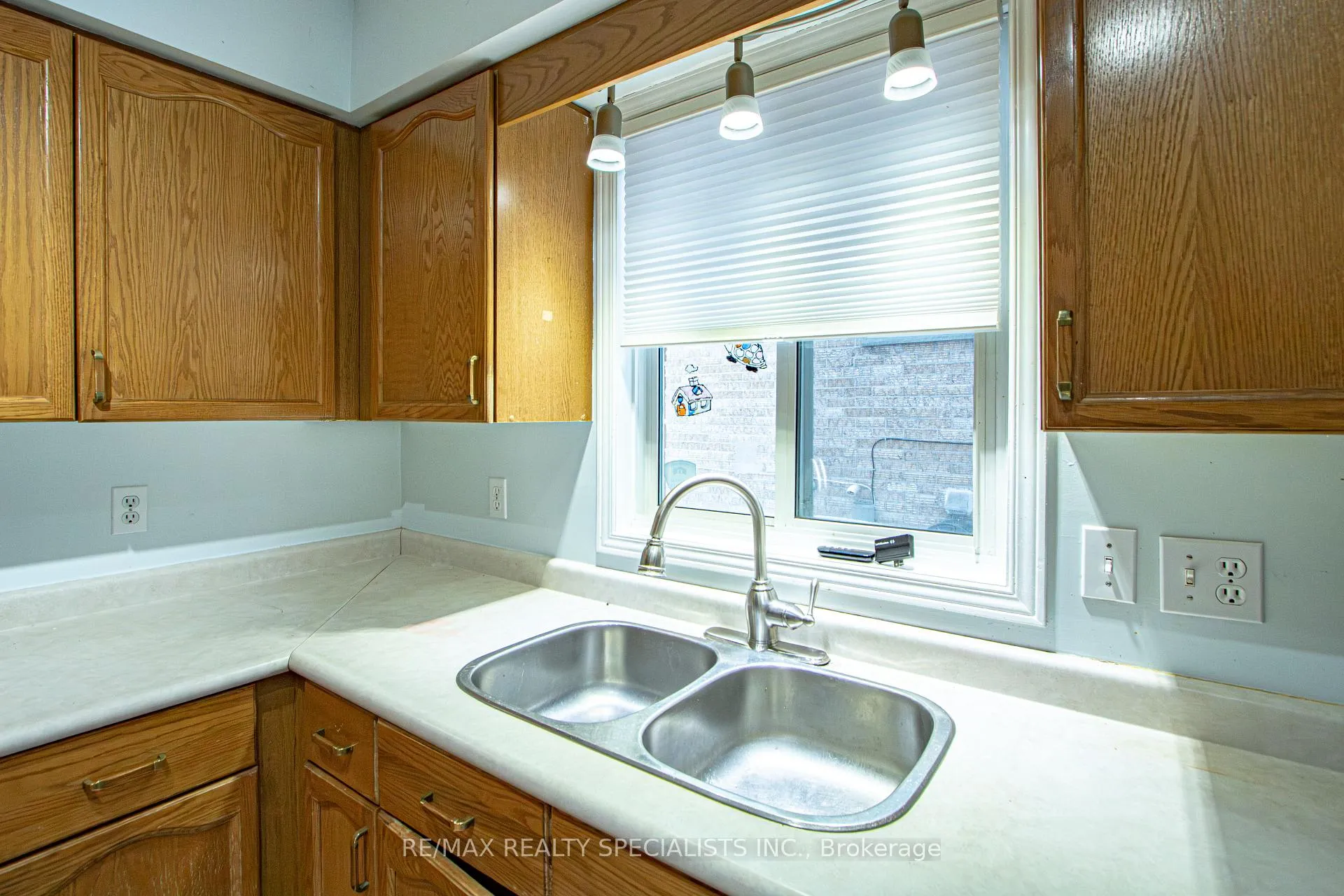 Photo 15 of 821 Deveron Crescent, London, South J — HOMEH