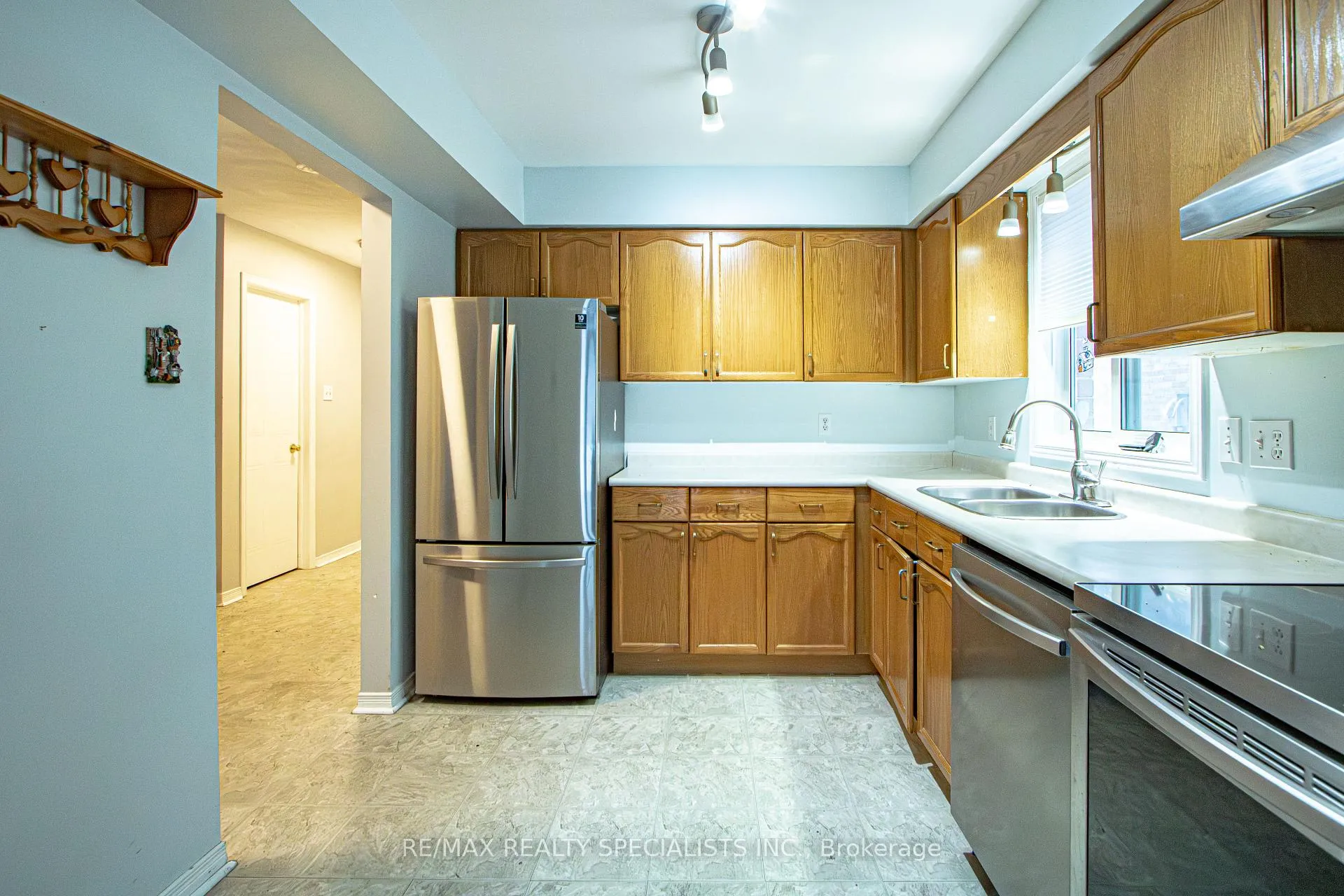 Photo 16 of 821 Deveron Crescent, London, South J — HOMEH