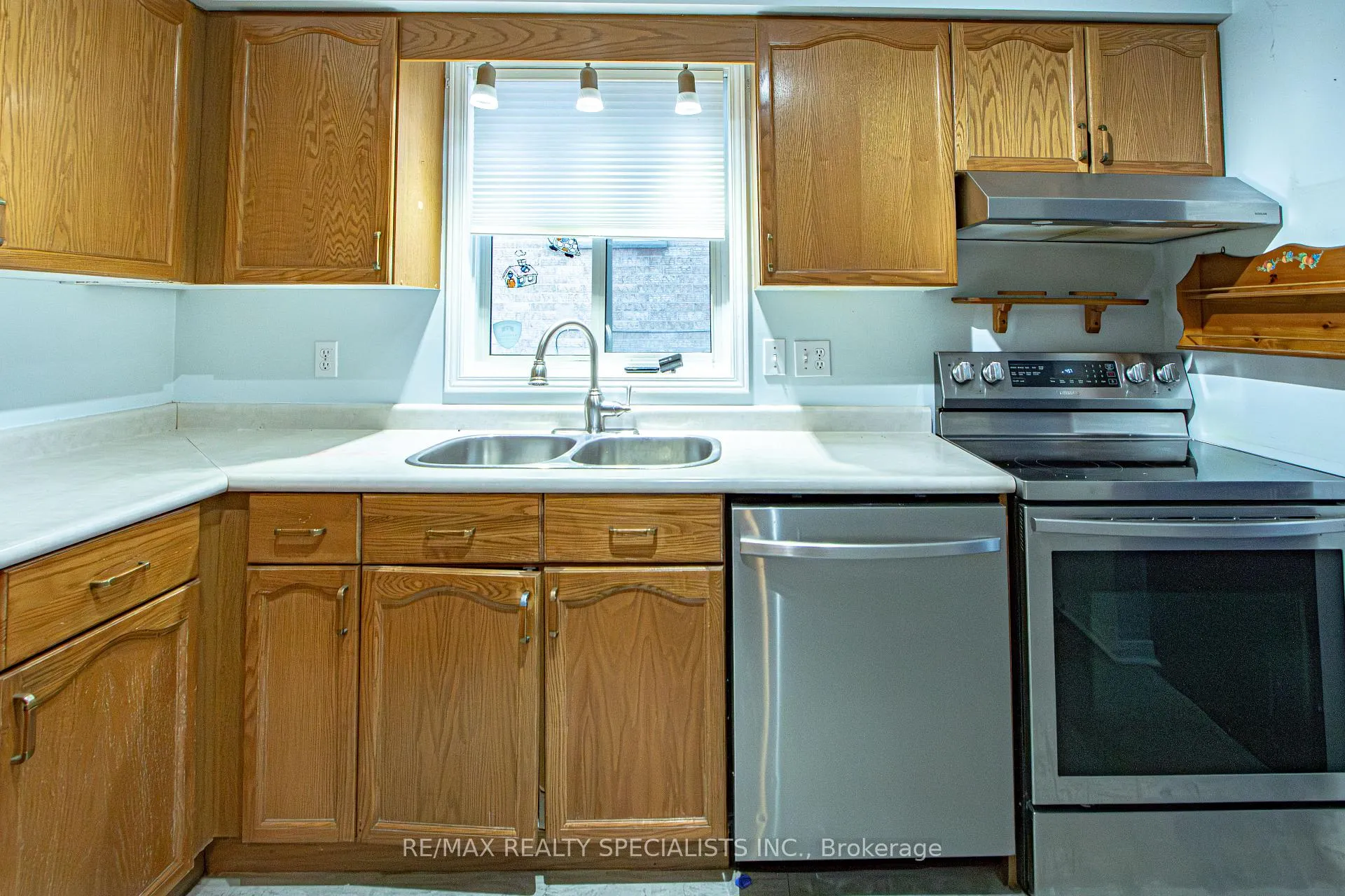 Photo 18 of 821 Deveron Crescent, London, South J — HOMEH