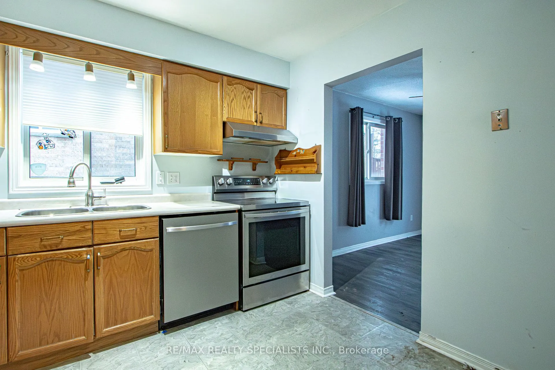 Photo 19 of 821 Deveron Crescent, London, South J — HOMEH