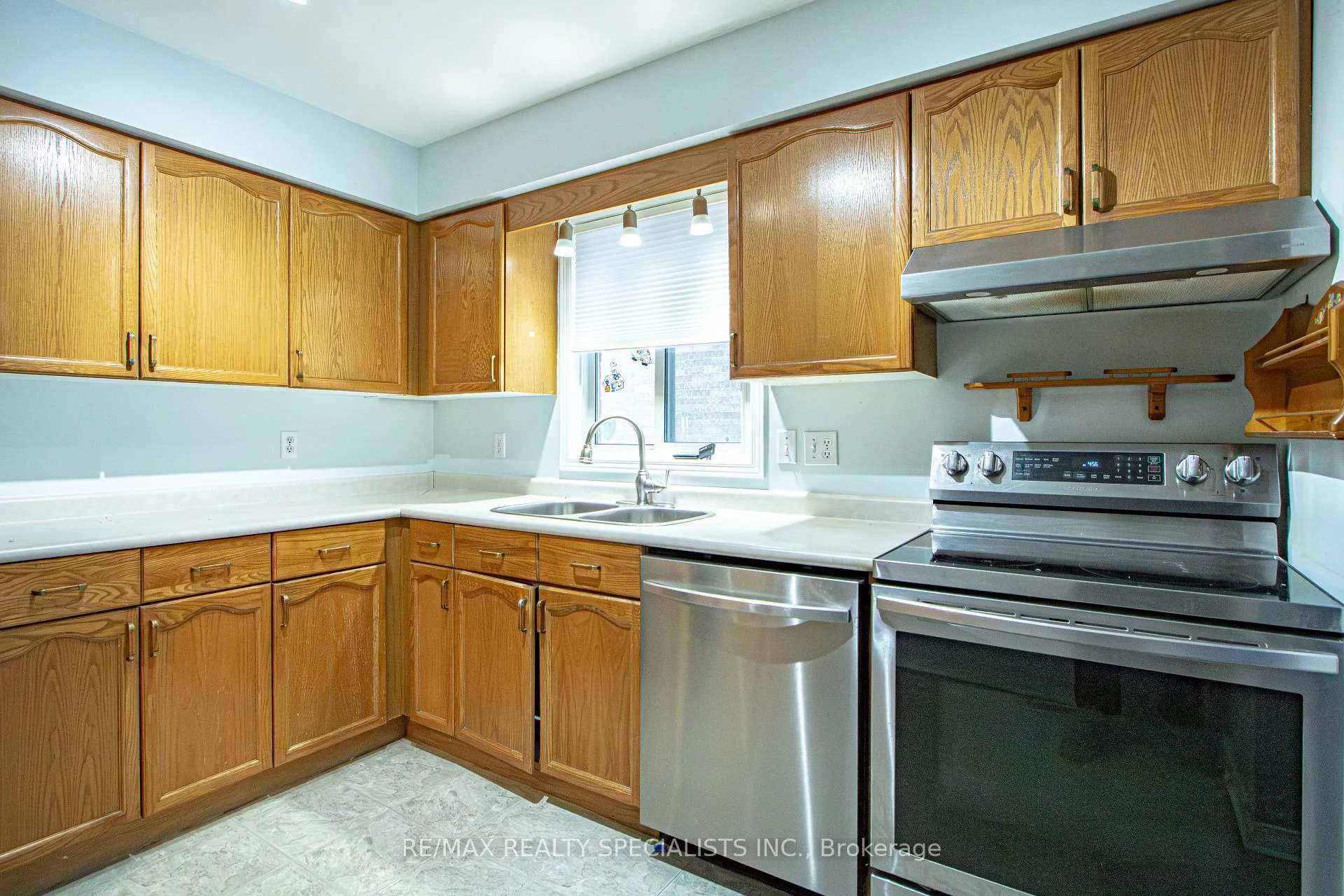 Photo 21 of 821 Deveron Crescent, London, South J — HOMEH