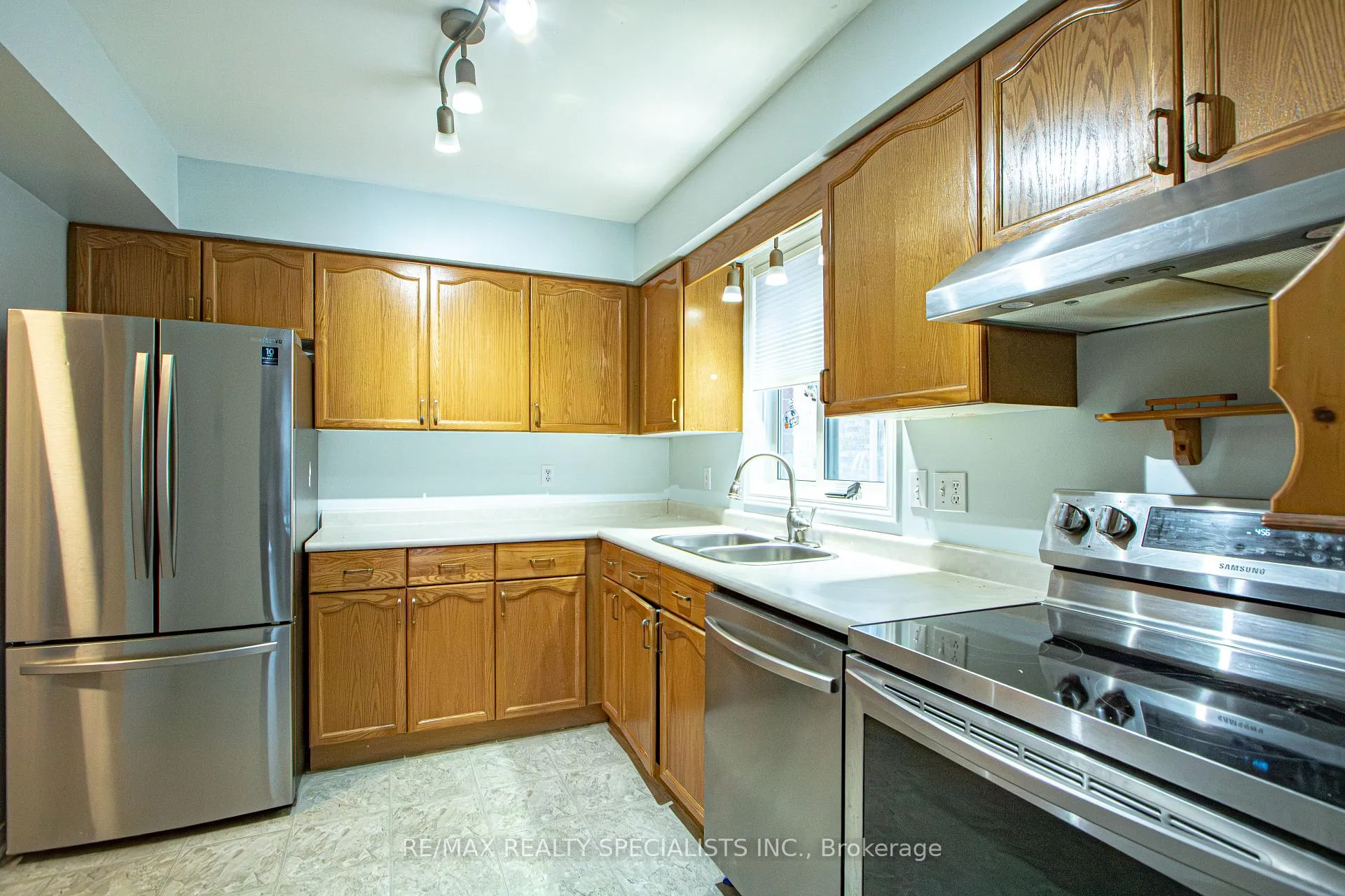 Photo 22 of 821 Deveron Crescent, London, South J — HOMEH
