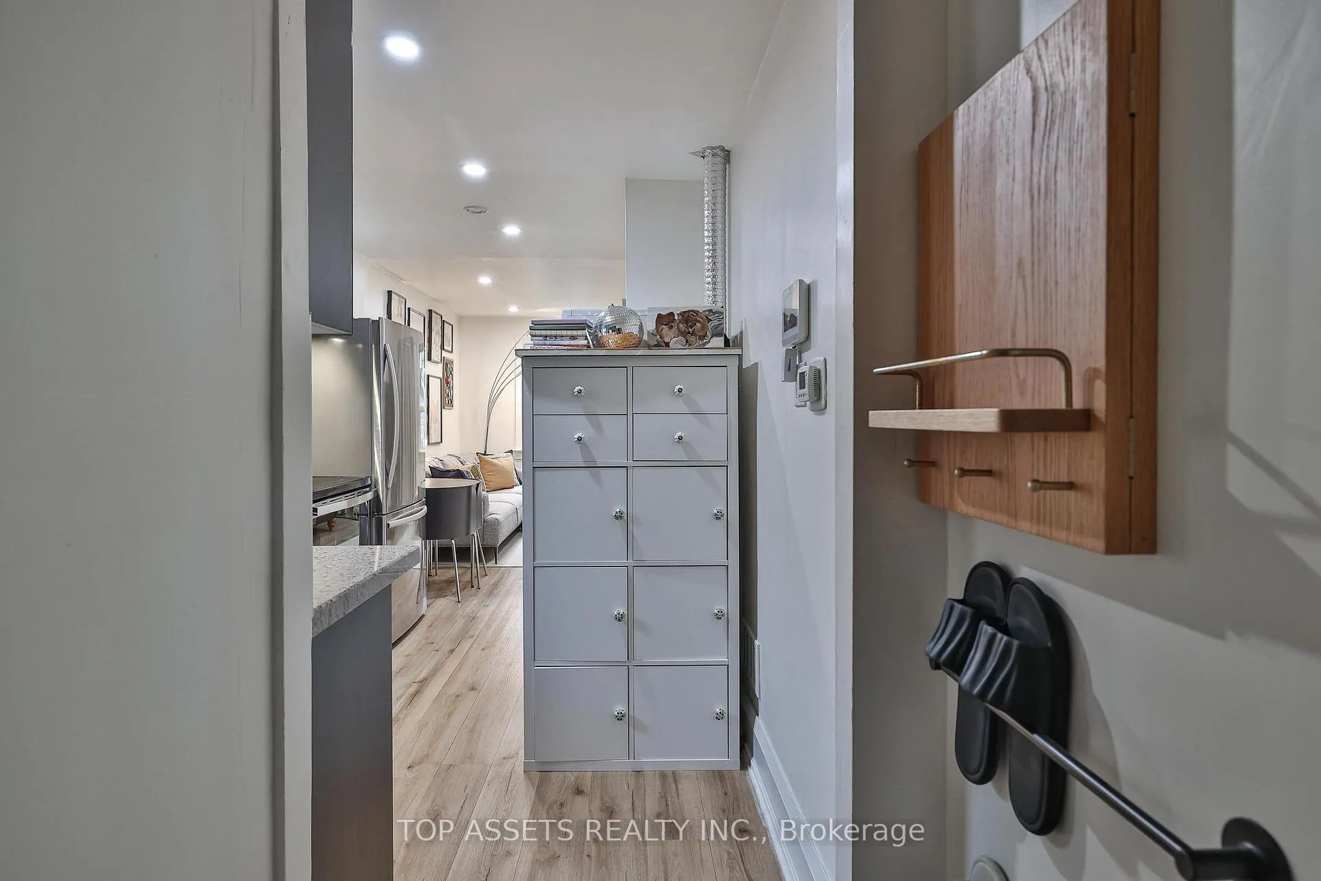 Photo 2 of 570 Vaughan (Main Floor) Road, Toronto, Humewood-Cedarvale — HOMEH