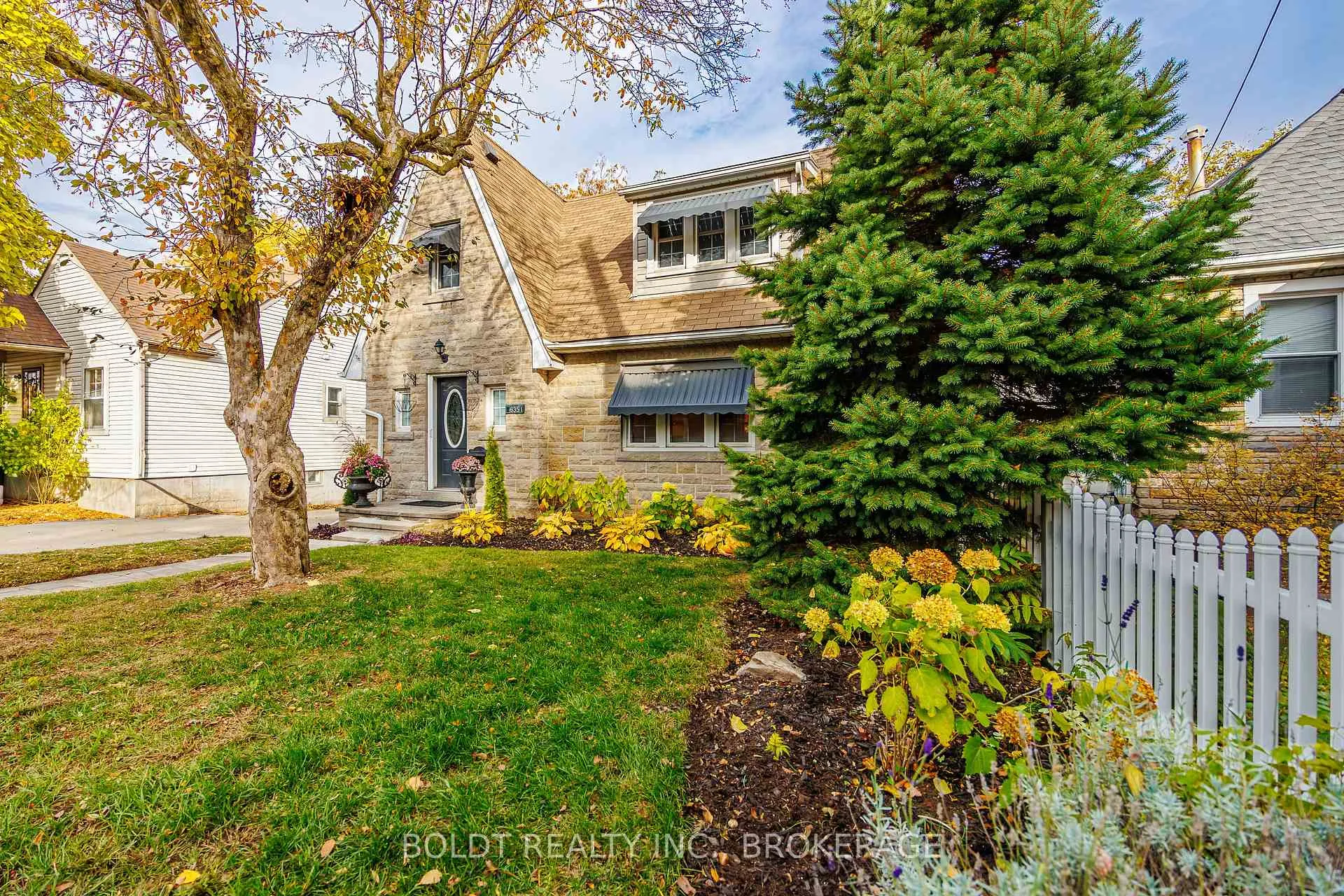 Photo 3 of 6351 Leeming Street, Niagara Falls, Hospital — HOMEH