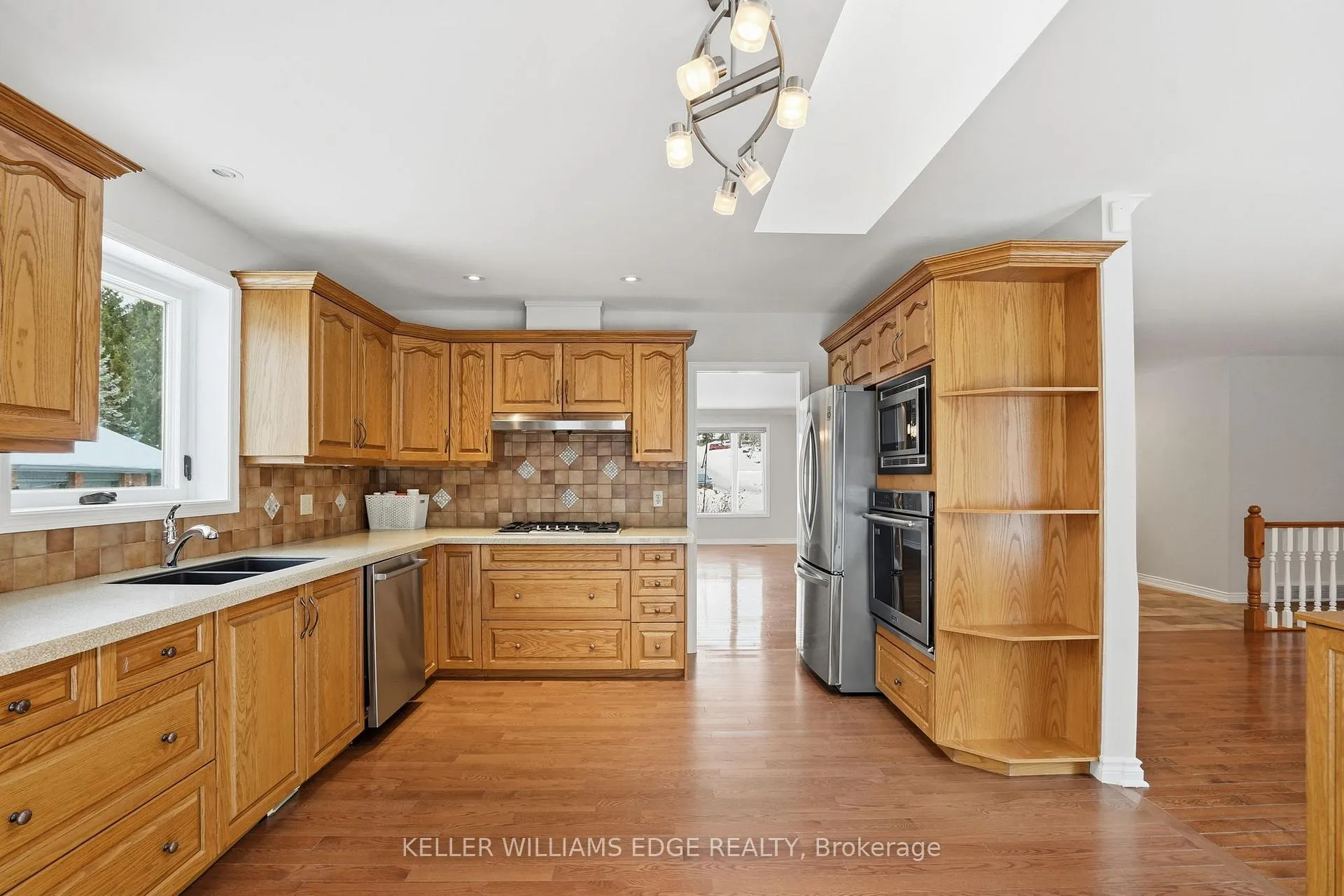 Photo 7 of 11 Mays Crescent, Hamilton, Waterdown — HOMEH