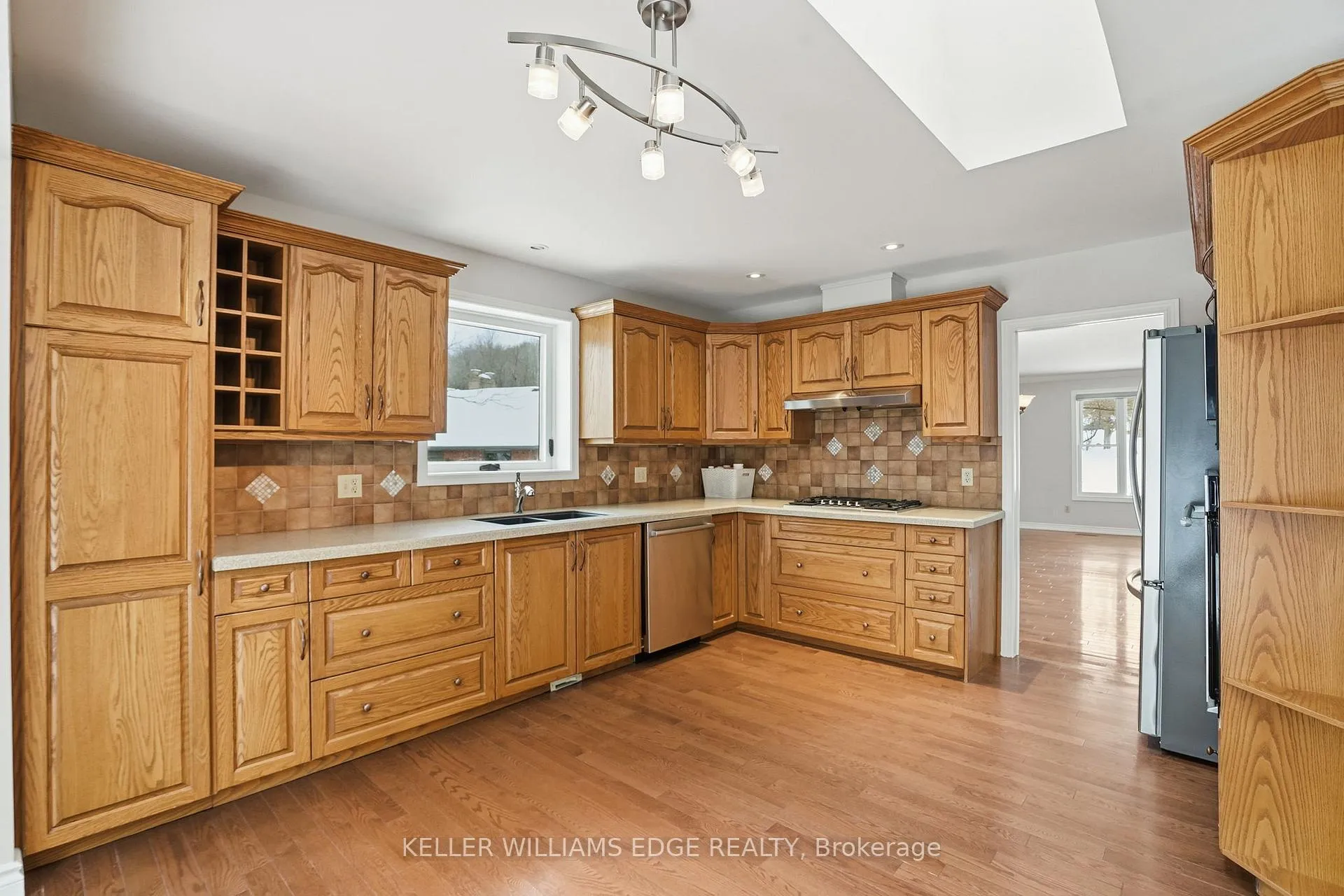 Photo 8 of 11 Mays Crescent, Hamilton, Waterdown — HOMEH